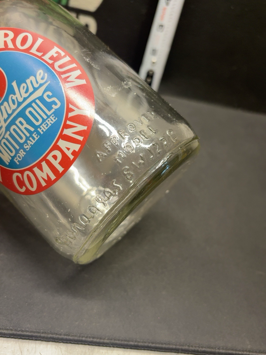 LOT 2026-248 — Ancienne bouteille distributrice d’huile à moteur en verre avec bec verseur en… — photo 3