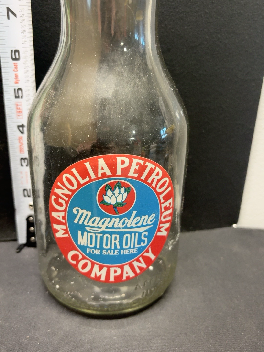 LOT 2026-248 — Ancienne bouteille distributrice d’huile à moteur en verre avec bec verseur en… — photo 2