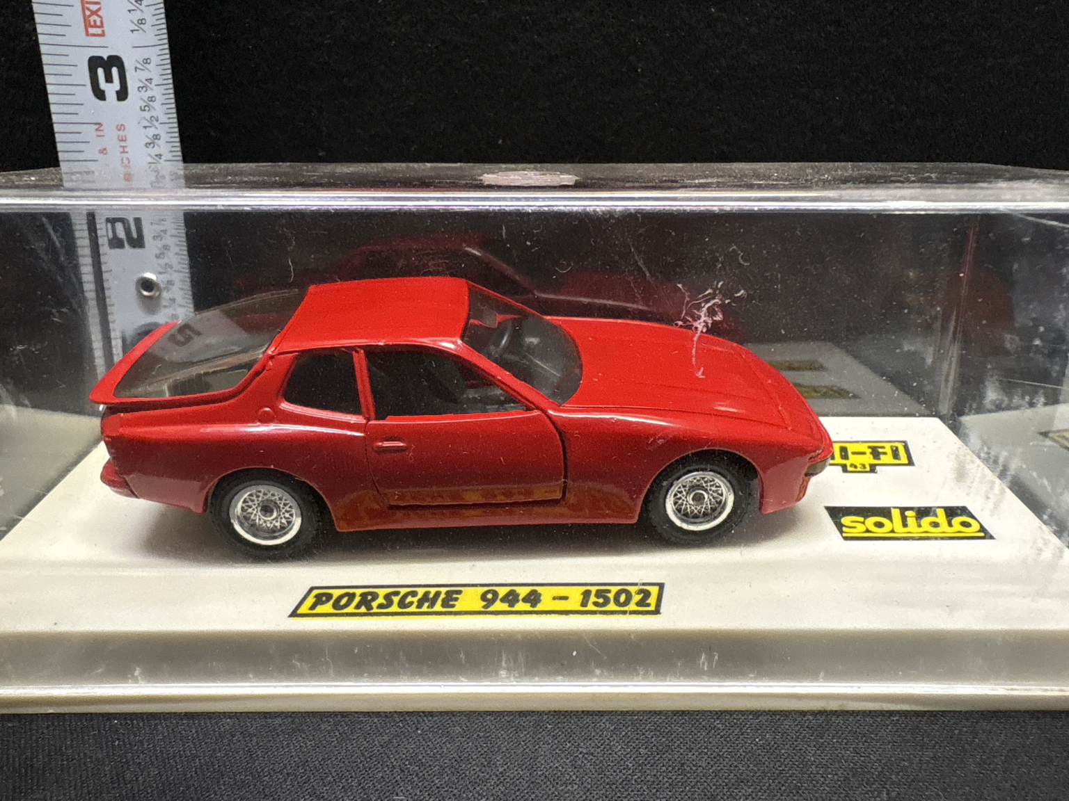 LOT 2026-249 — Voiture miniature Porsche 944 rouge de marque Solido, présentée dans son… — photo 1