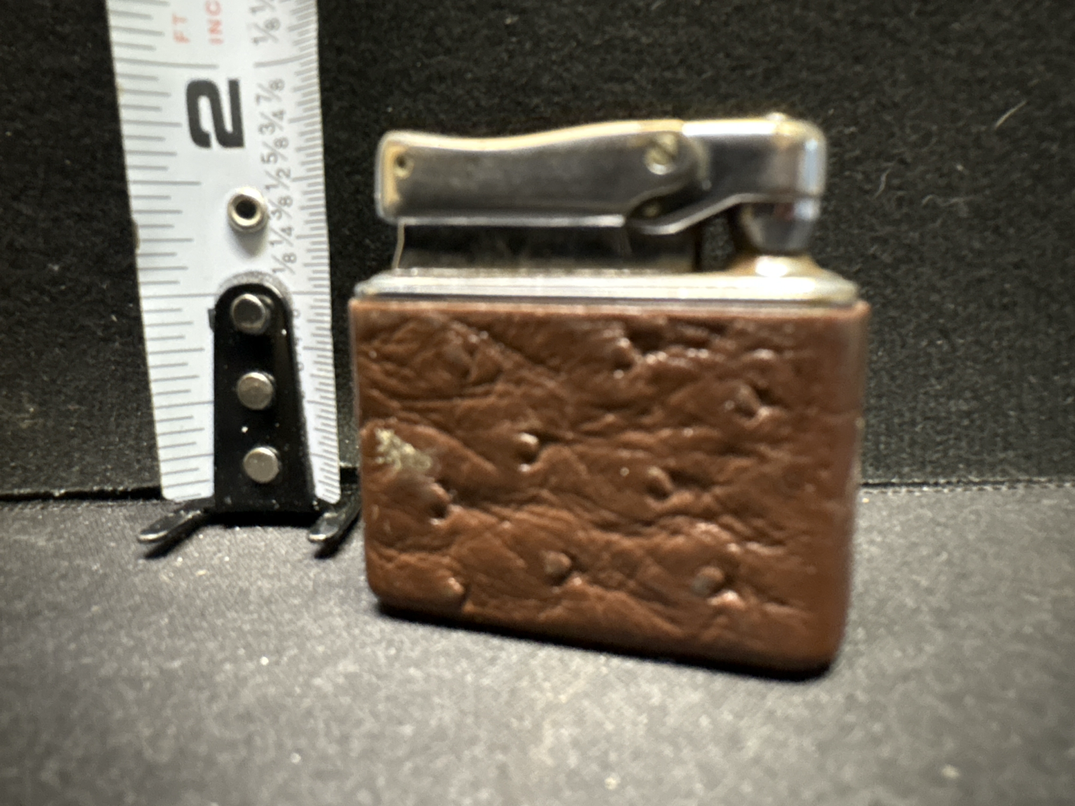 LOT 2026-252 — Ancien briquet de table recouvert d’un fini brun texturé de cuir — photo 1