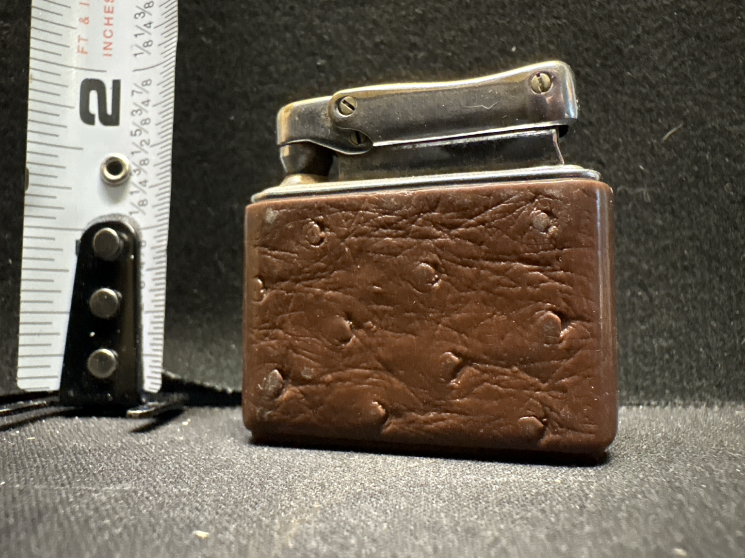 LOT 2026-252 — Ancien briquet de table recouvert d’un fini brun texturé de cuir — photo 2