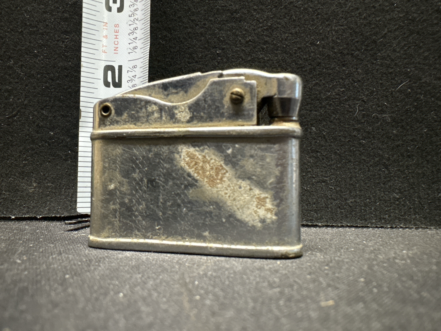 LOT 2026-258 — Ancien briquet de poche Sunflower avec décor floral émaillé en relief — photo 2