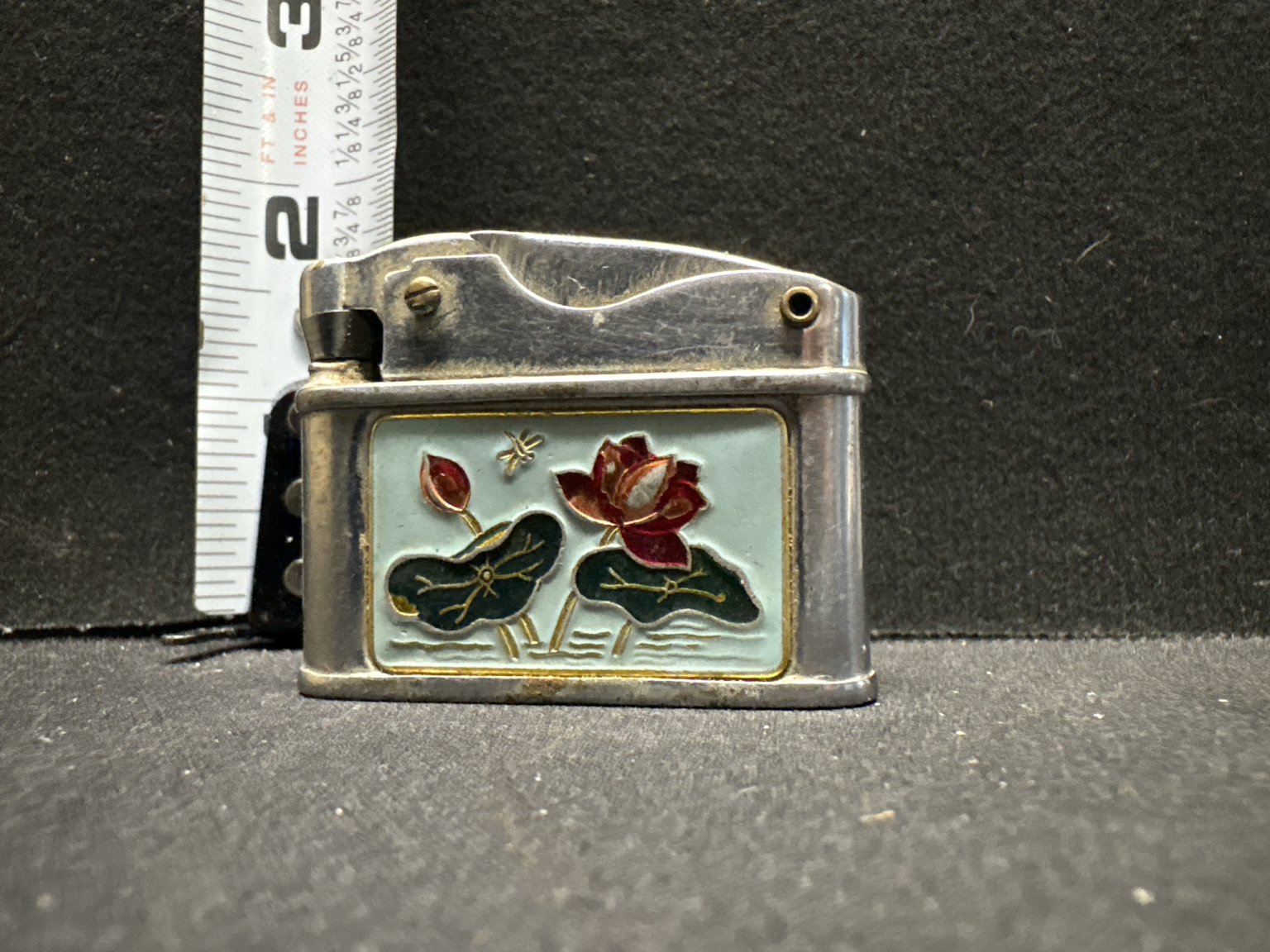 LOT 2026-258 — Ancien briquet de poche Sunflower avec décor floral émaillé en relief — photo 1