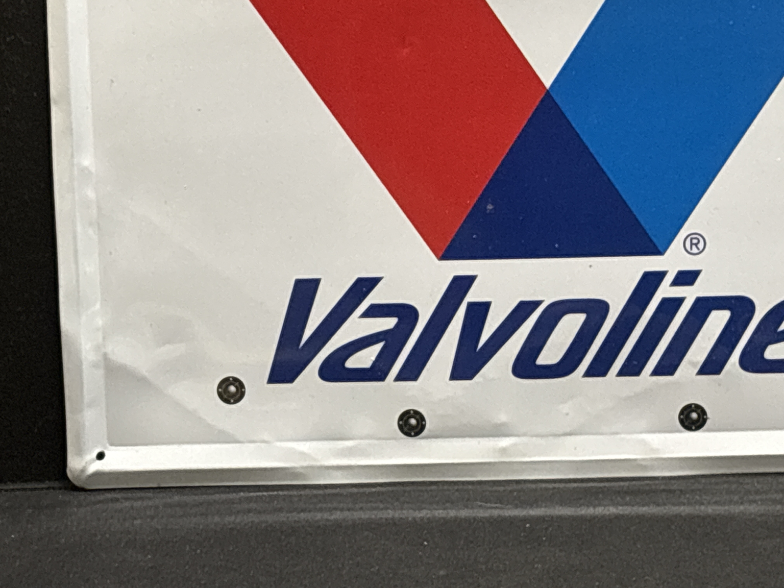 LOT 2026-266 — Enseigne décorative en métal Valvoline avec crochets — photo 2