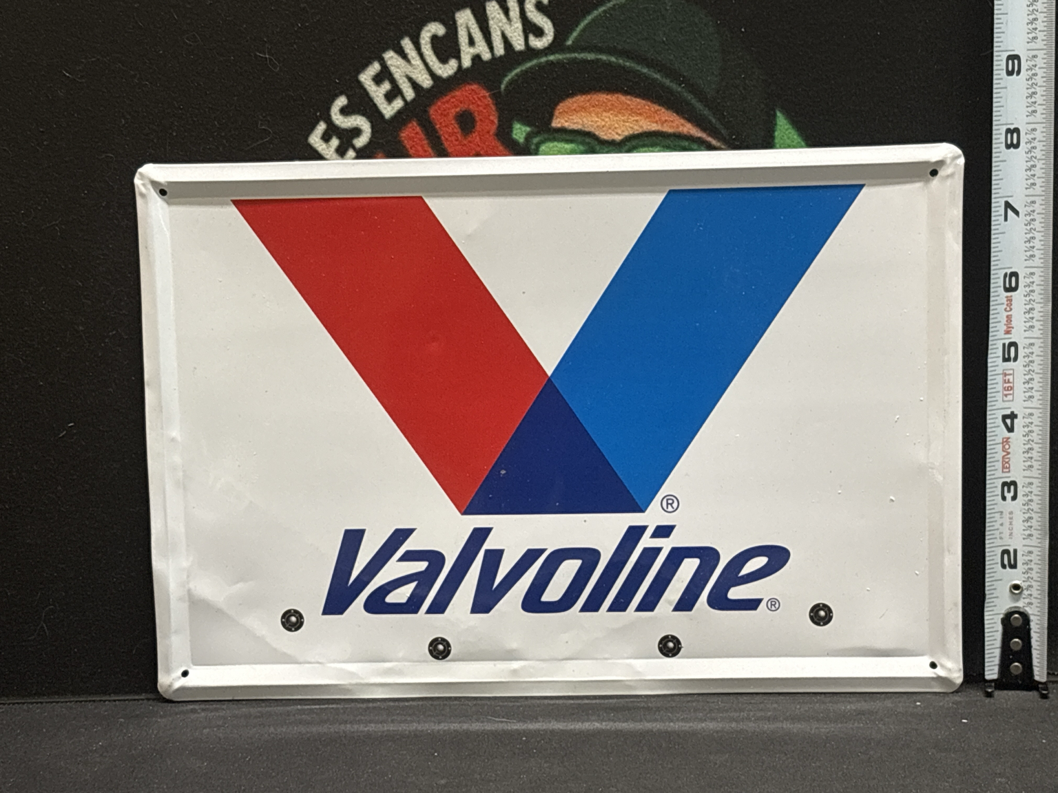 LOT 2026-266 — Enseigne décorative en métal Valvoline avec crochets — photo 1