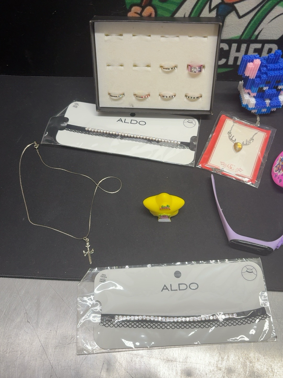 LOT 2026-271 — Lot varié de bijoux, décorations et petits accessoires — photo 2