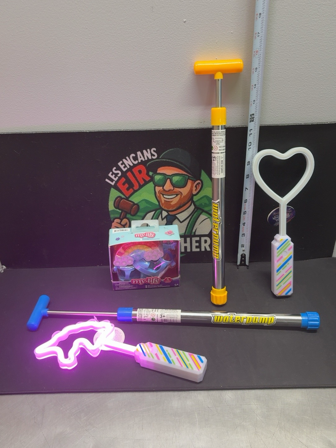 LOT 2026-272 — Ensemble de jouets et baguettes lumineuses pour enfants — photo 1