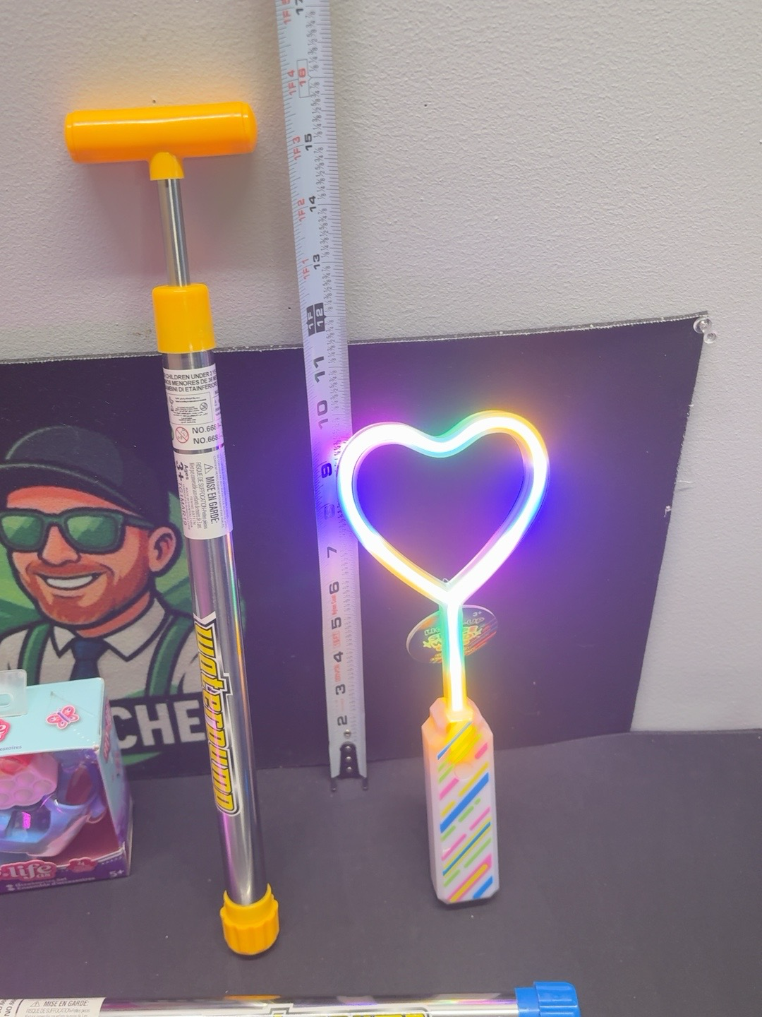LOT 2026-272 — Ensemble de jouets et baguettes lumineuses pour enfants — photo 2