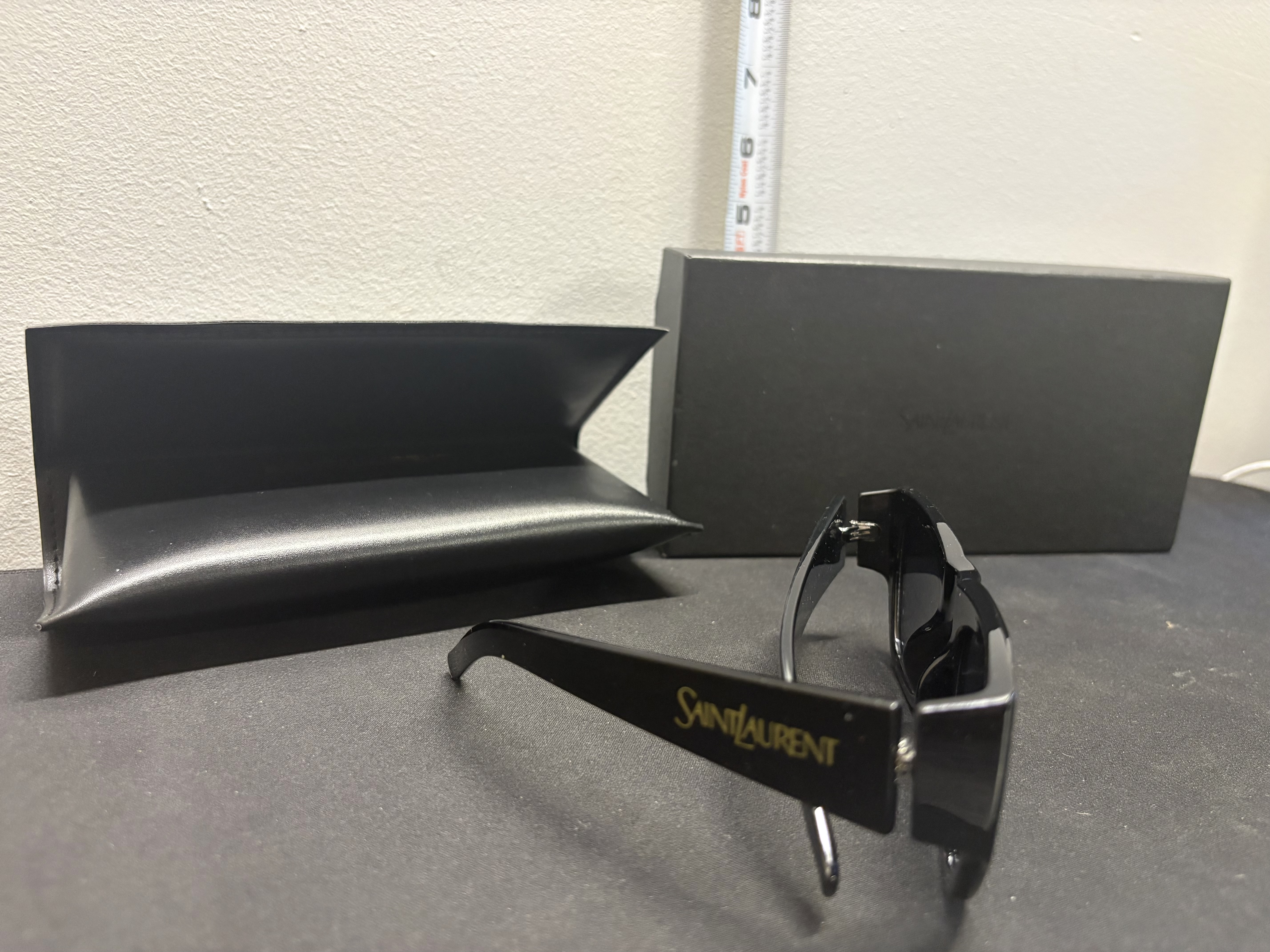 LOT 2026-028 — Lunettes de soleil Saint Laurent – Style classique – Avec étui et boîte — photo 2