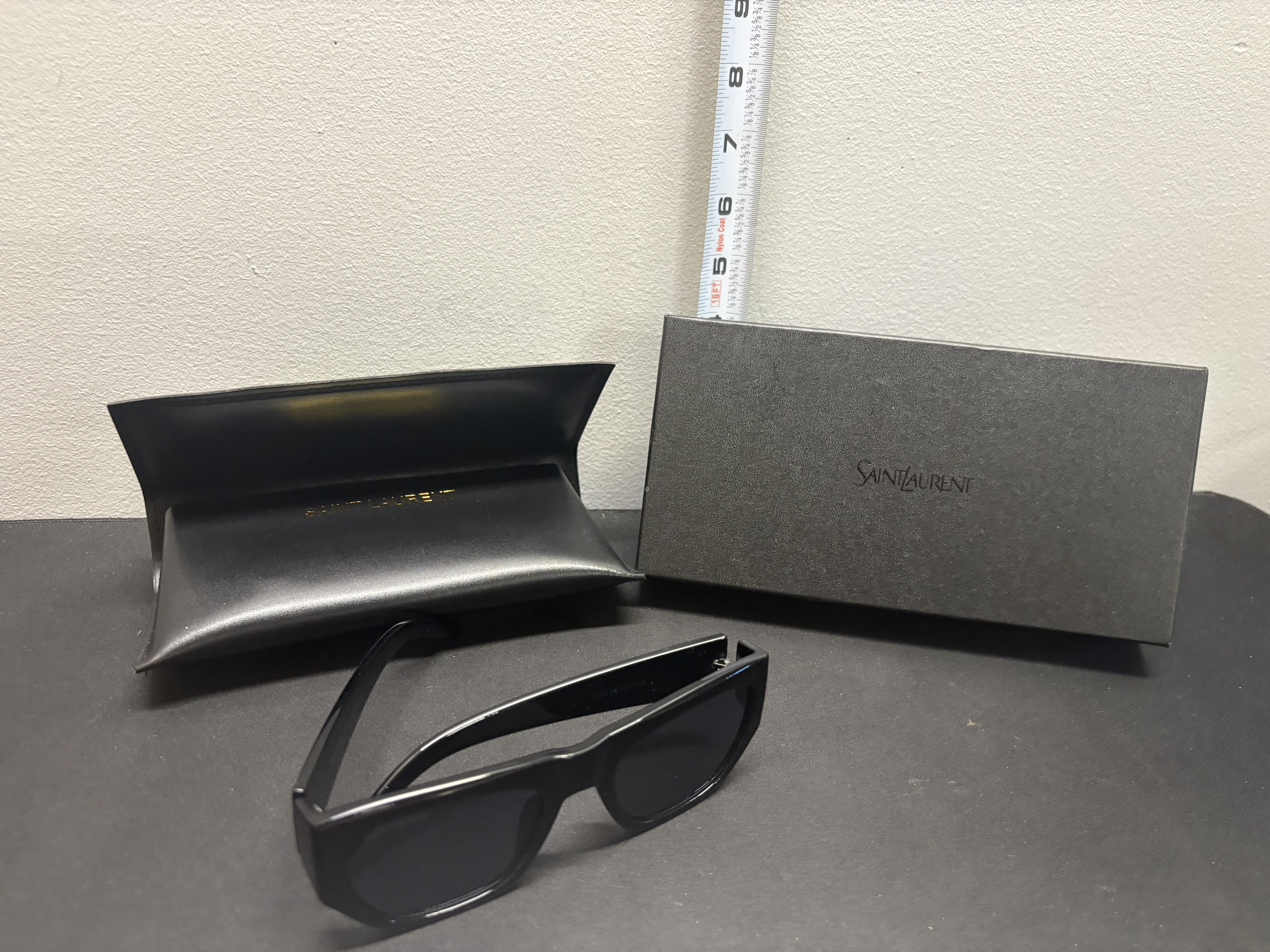 LOT 2026-028 — Lunettes de soleil Saint Laurent – Style classique – Avec étui et boîte — photo 1