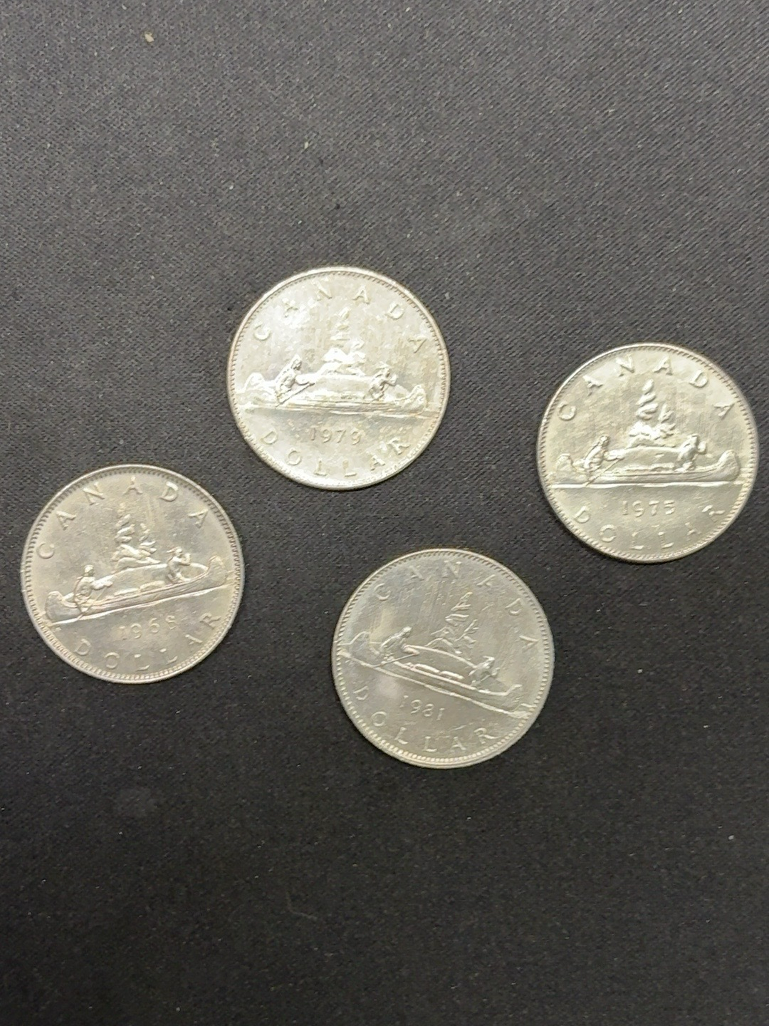 LOT 2026-282 — Ensemble de 4 dollars canadiens commémoratifs — photo 1