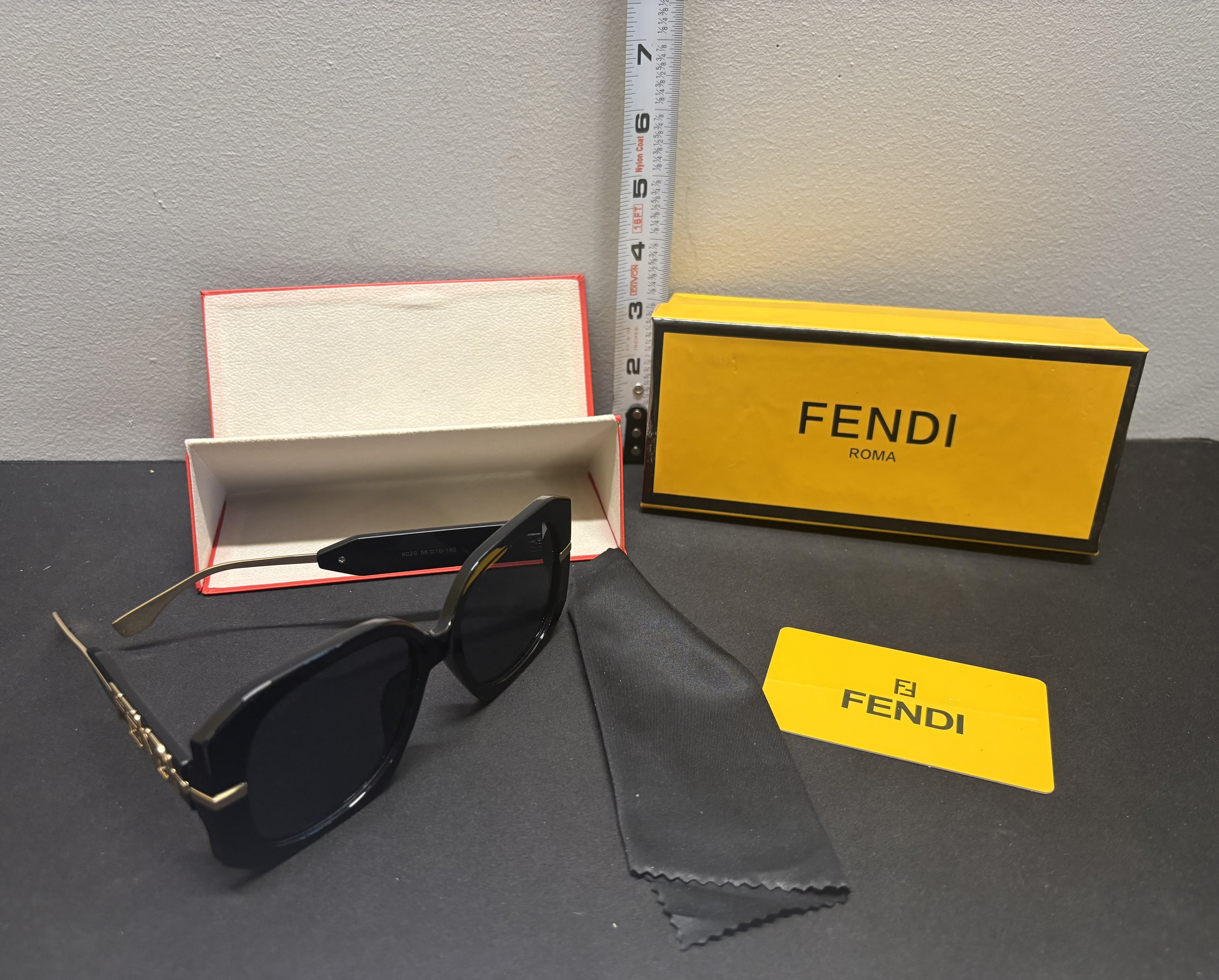 LOT 2026-030 — Lunettes de soleil Style Fendi – Avec étui, chiffon et boîte — photo 1
