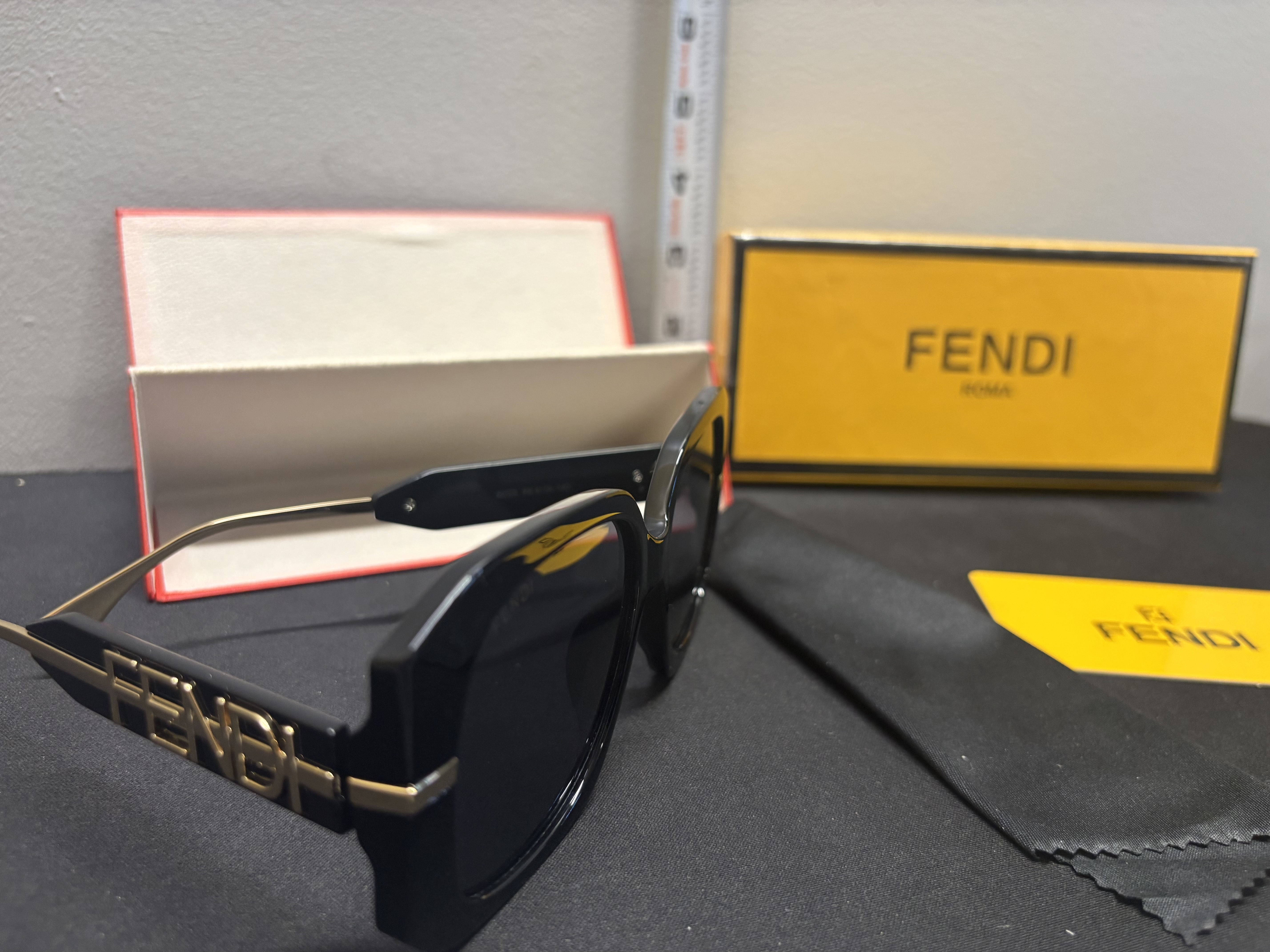 LOT 2026-030 — Lunettes de soleil Style Fendi – Avec étui, chiffon et boîte — photo 2