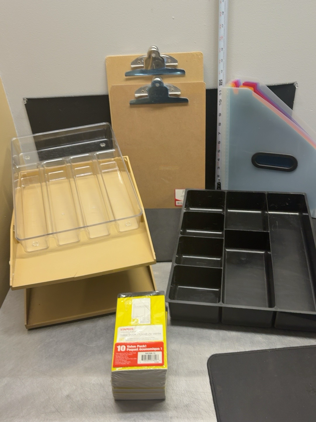 LOT 2026-297 — Ensemble d’accessoires de bureau et de rangement — photo 1