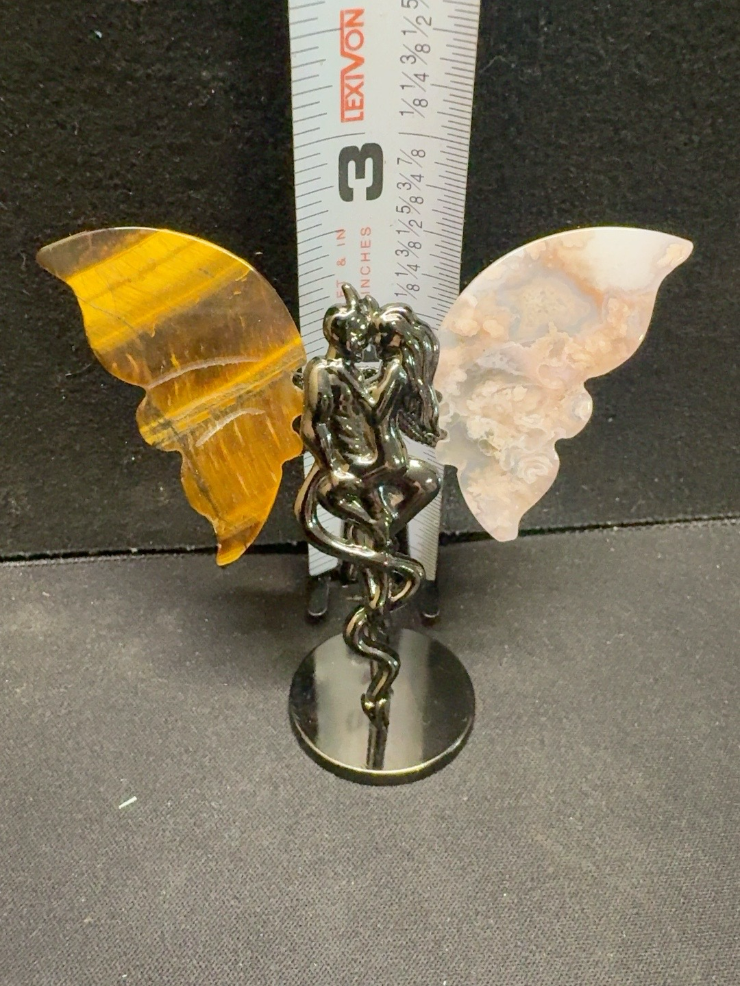LOT 2026-313 — Figurine décorative – Couple de fées avec ailes en pierres naturelles — photo 1