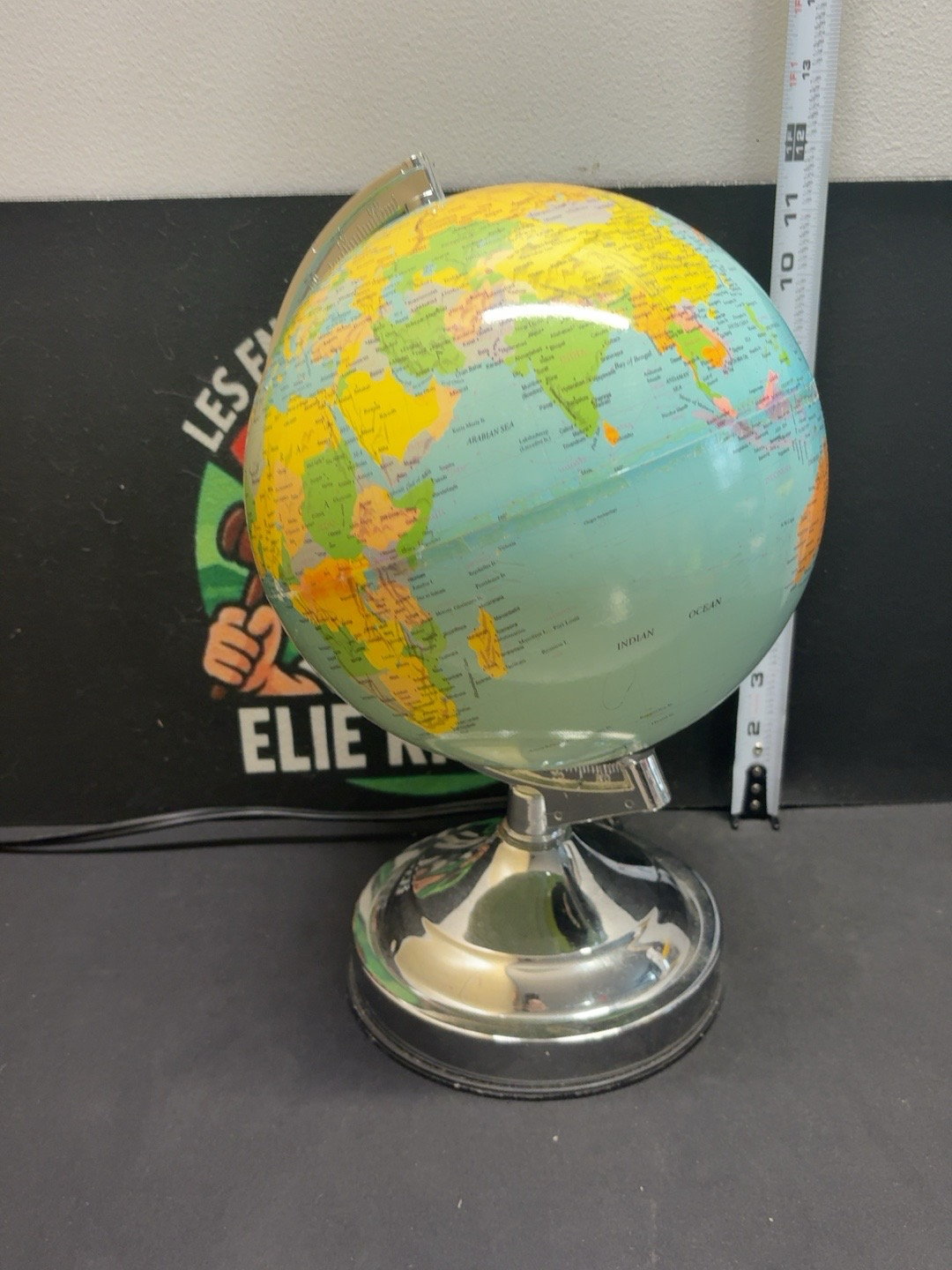 LOT 2026-319 — Globe terrestre lumineux sur pied – Modèle TE-553 – 2011 — photo 1