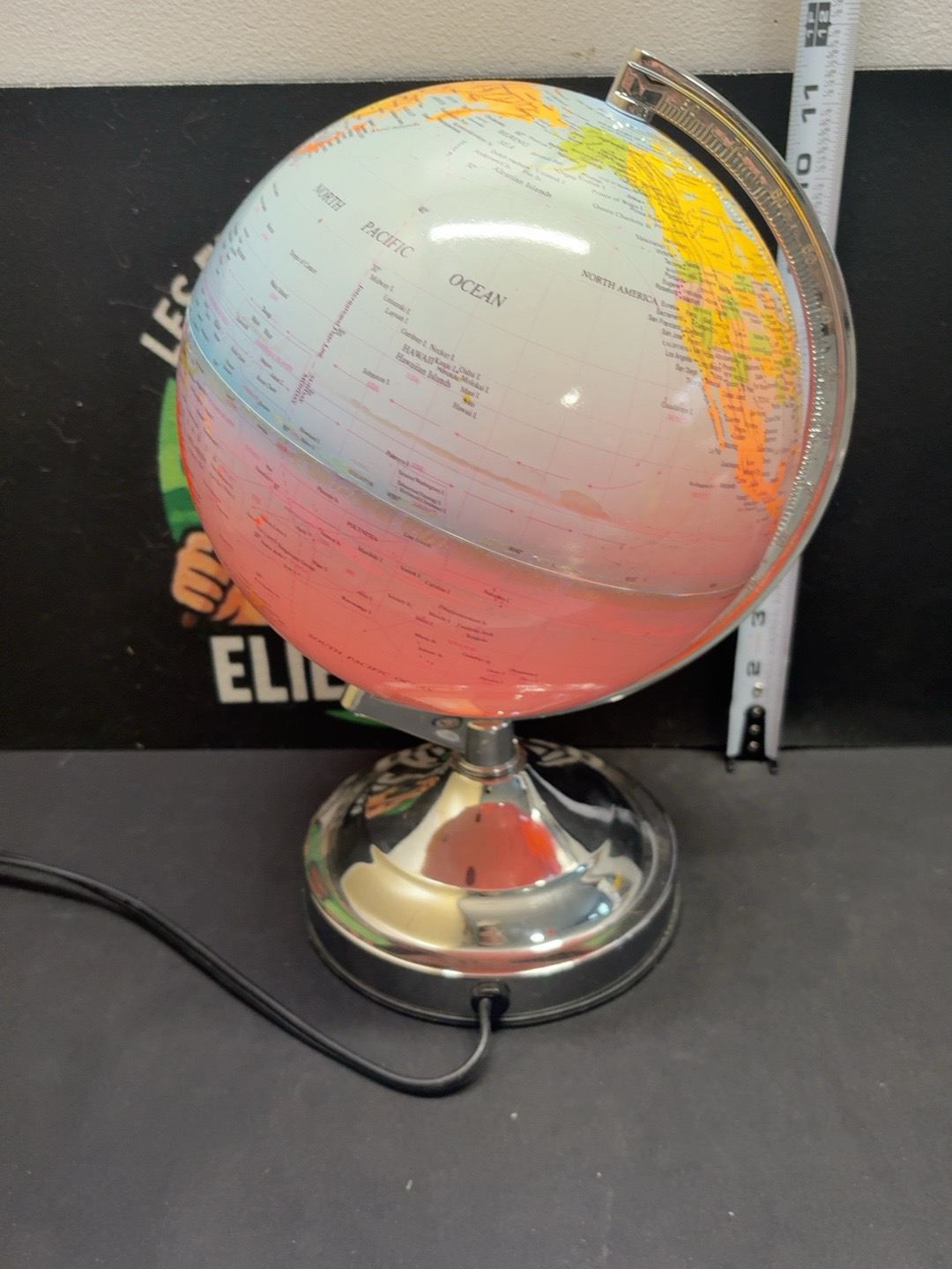 LOT 2026-319 — Globe terrestre lumineux sur pied – Modèle TE-553 – 2011 — photo 2