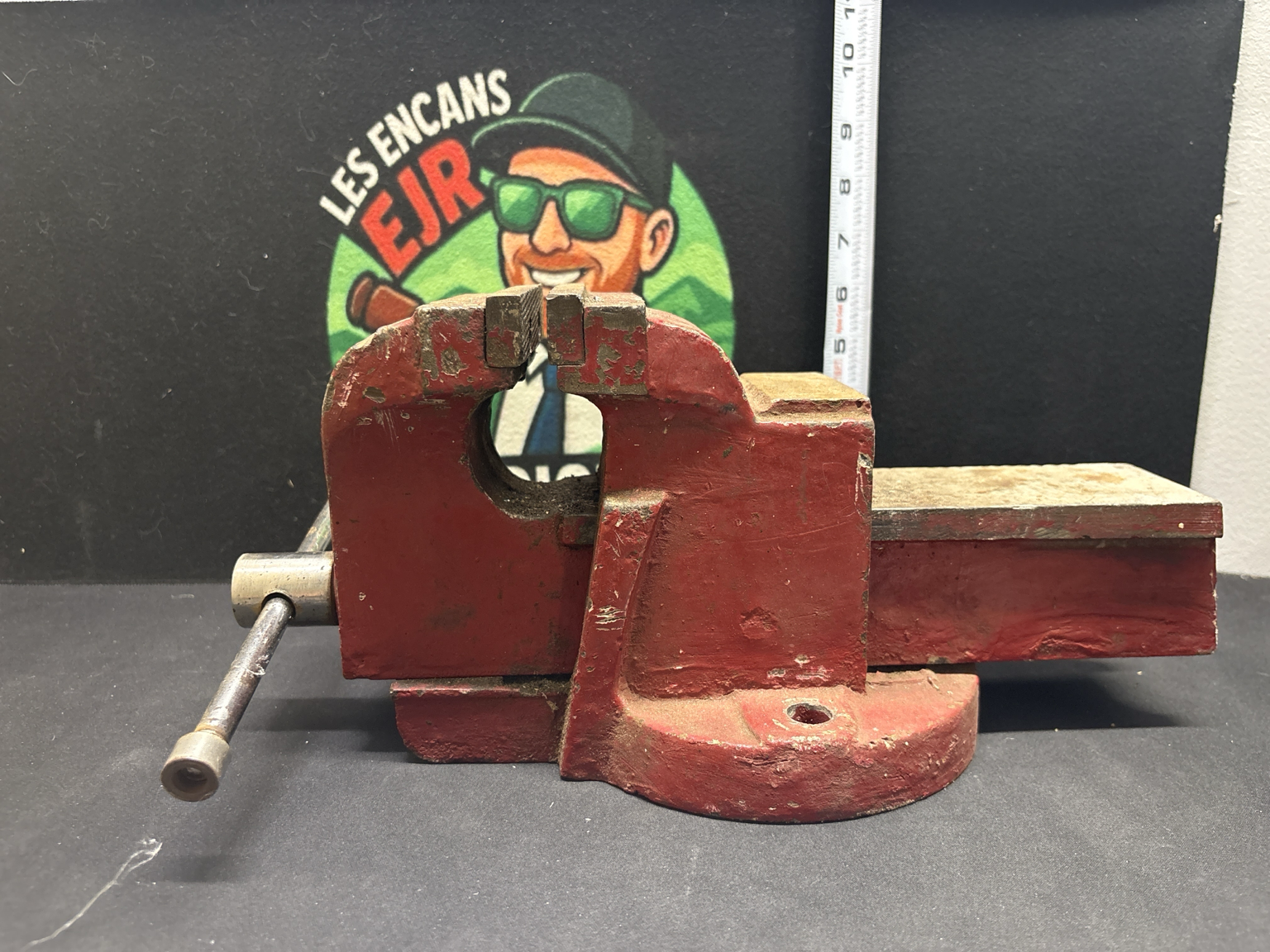 LOT 2026-323 — Étau d’établi en métal – Base pivotante – Usagé — photo 2