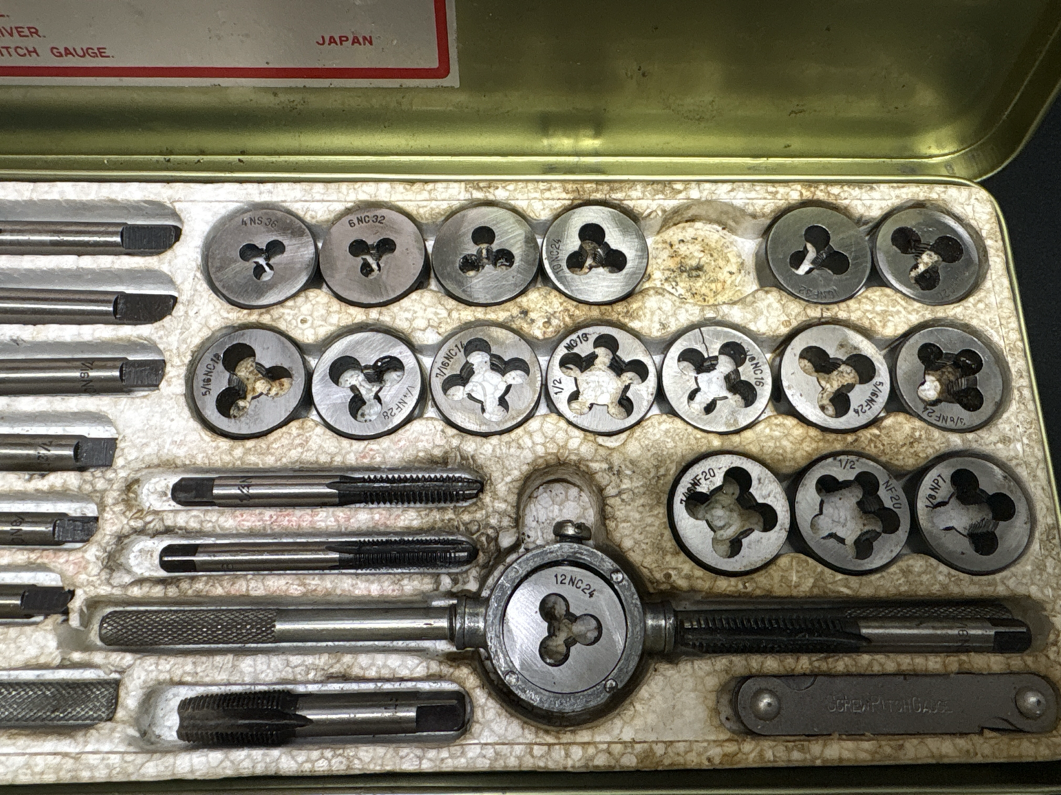 LOT 2026-324 — Ensemble de tarauds et filières – 40 pièces – Fabriqué au Japon — photo 2