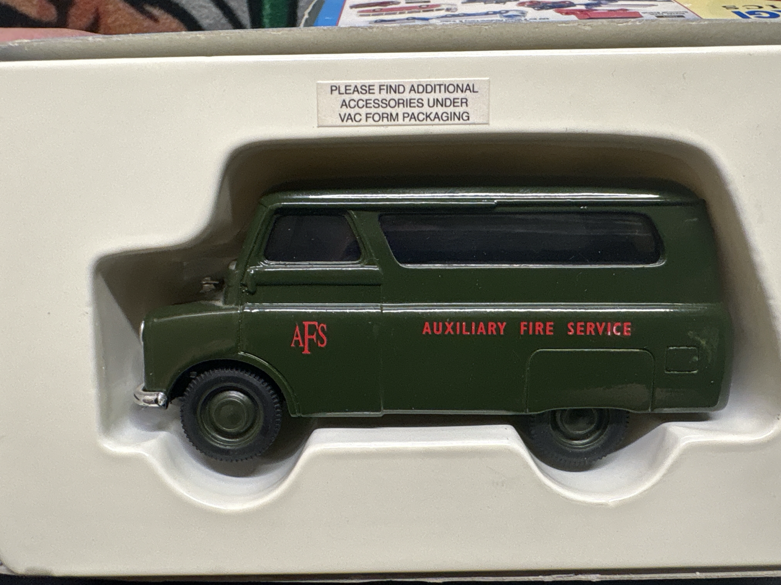 LOT 2026-326 — Modèle réduit Corgi Classics – AFS Bedford CA Personnel Carrier – Emergency… — photo 1