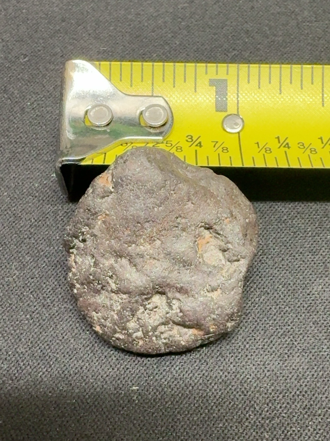 LOT 2026-327 — Pierre magnétique – possiblement météorite / roche riche en fer — photo 2