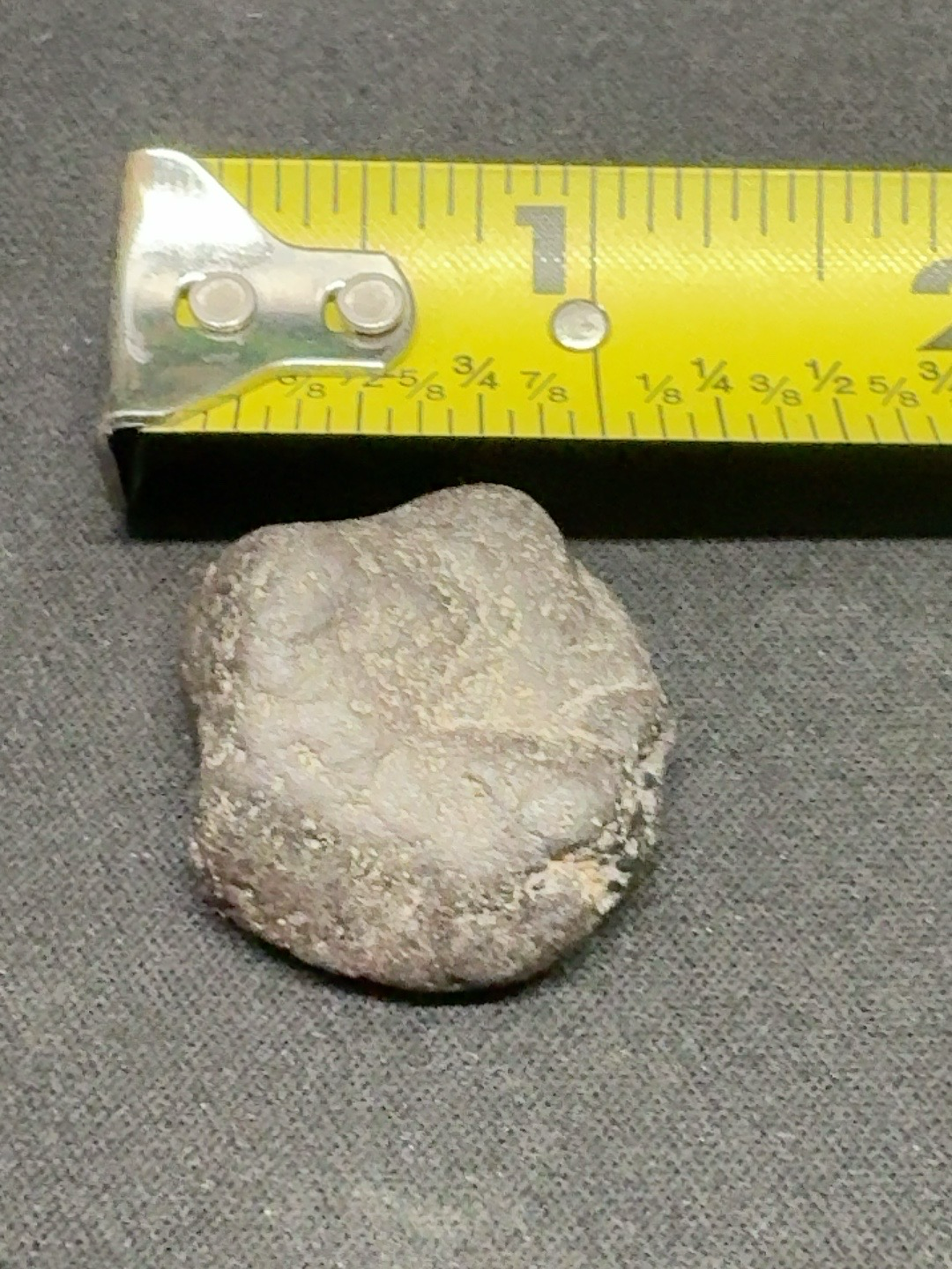 LOT 2026-327 — Pierre magnétique – possiblement météorite / roche riche en fer — photo 1
