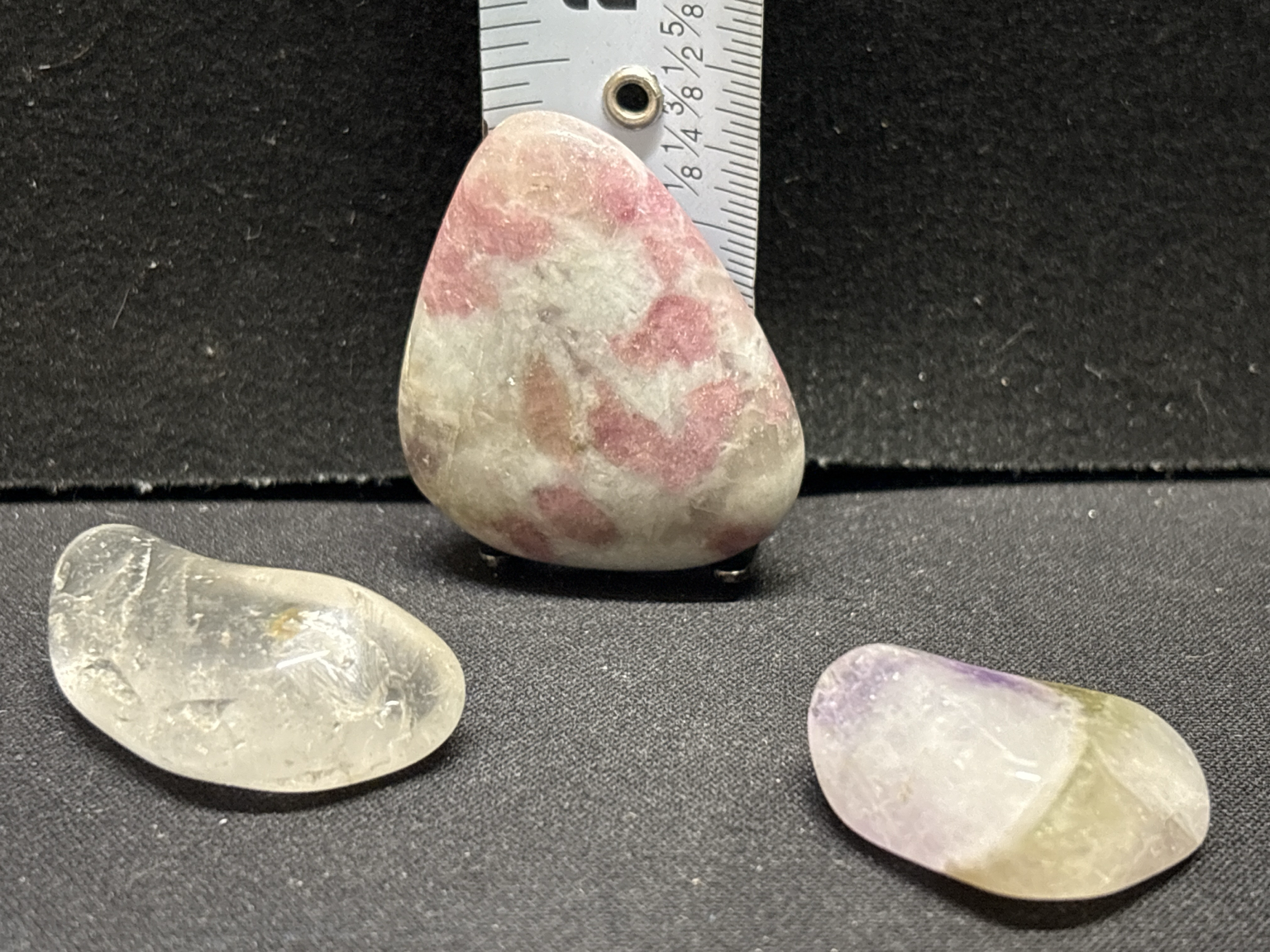 LOT 2026-328 — Lot de 3 pierres naturelles polies – quartz, pierre rose et pierre mauve — photo 1