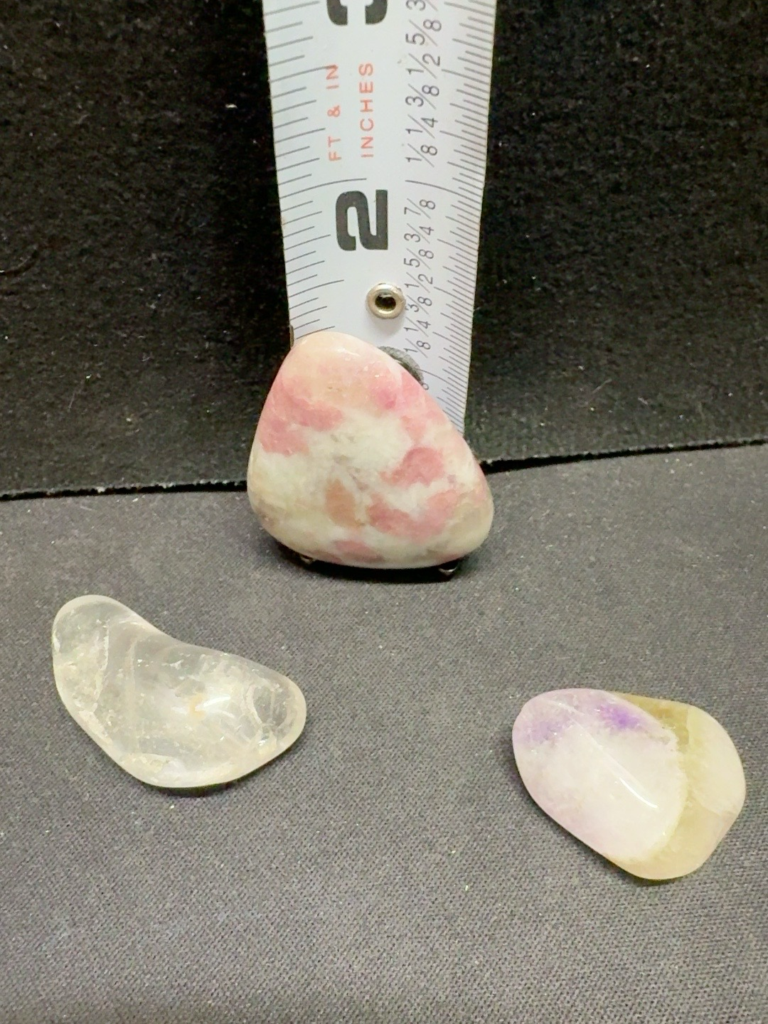 LOT 2026-328 — Lot de 3 pierres naturelles polies – quartz, pierre rose et pierre mauve — photo 2