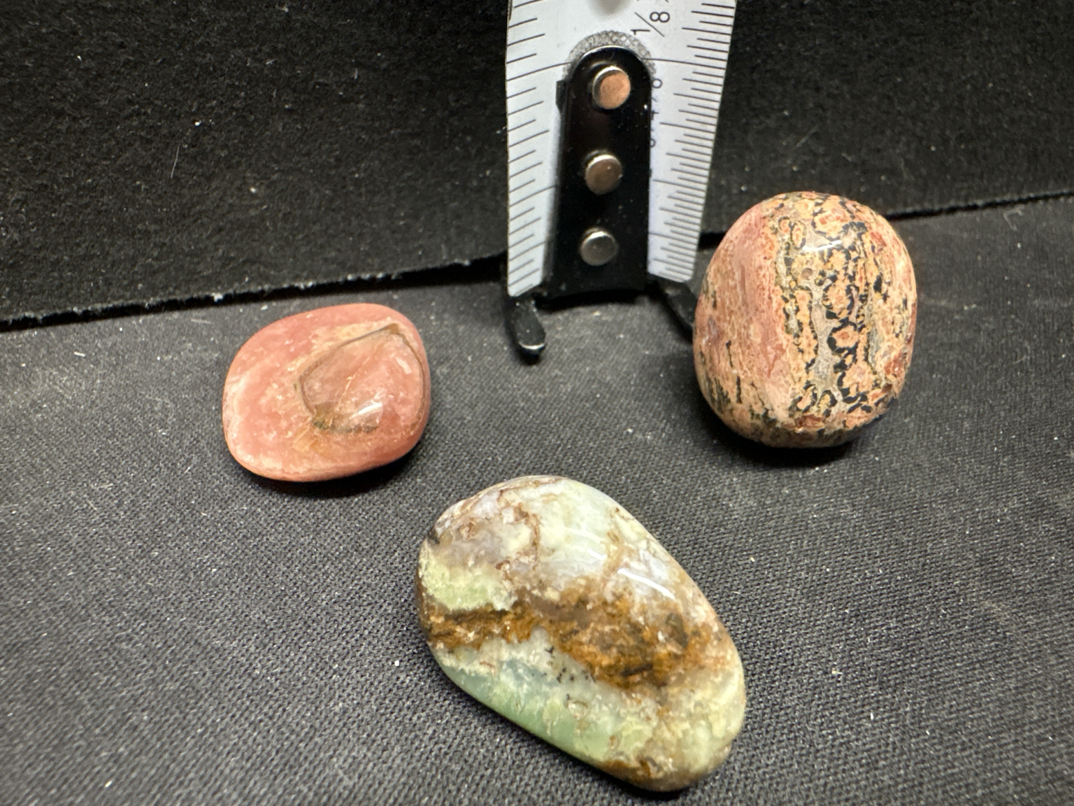 LOT 2026-329 — Lot de 3 pierres naturelles polies – teintes rose, vert et multicolore — photo 1