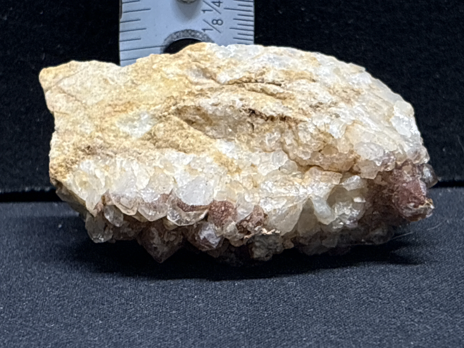 LOT 2026-339 — Spécimen minéral naturel – amas de cristaux rougeâtres et blancs –… — photo 3