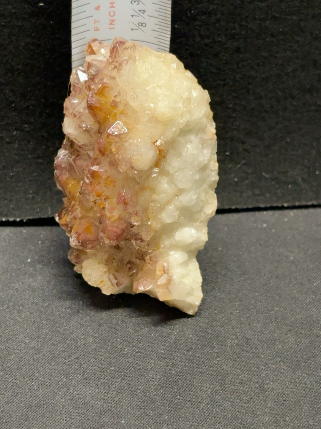 LOT 2026-339 — Spécimen minéral naturel – amas de cristaux rougeâtres et blancs –… — photo 4