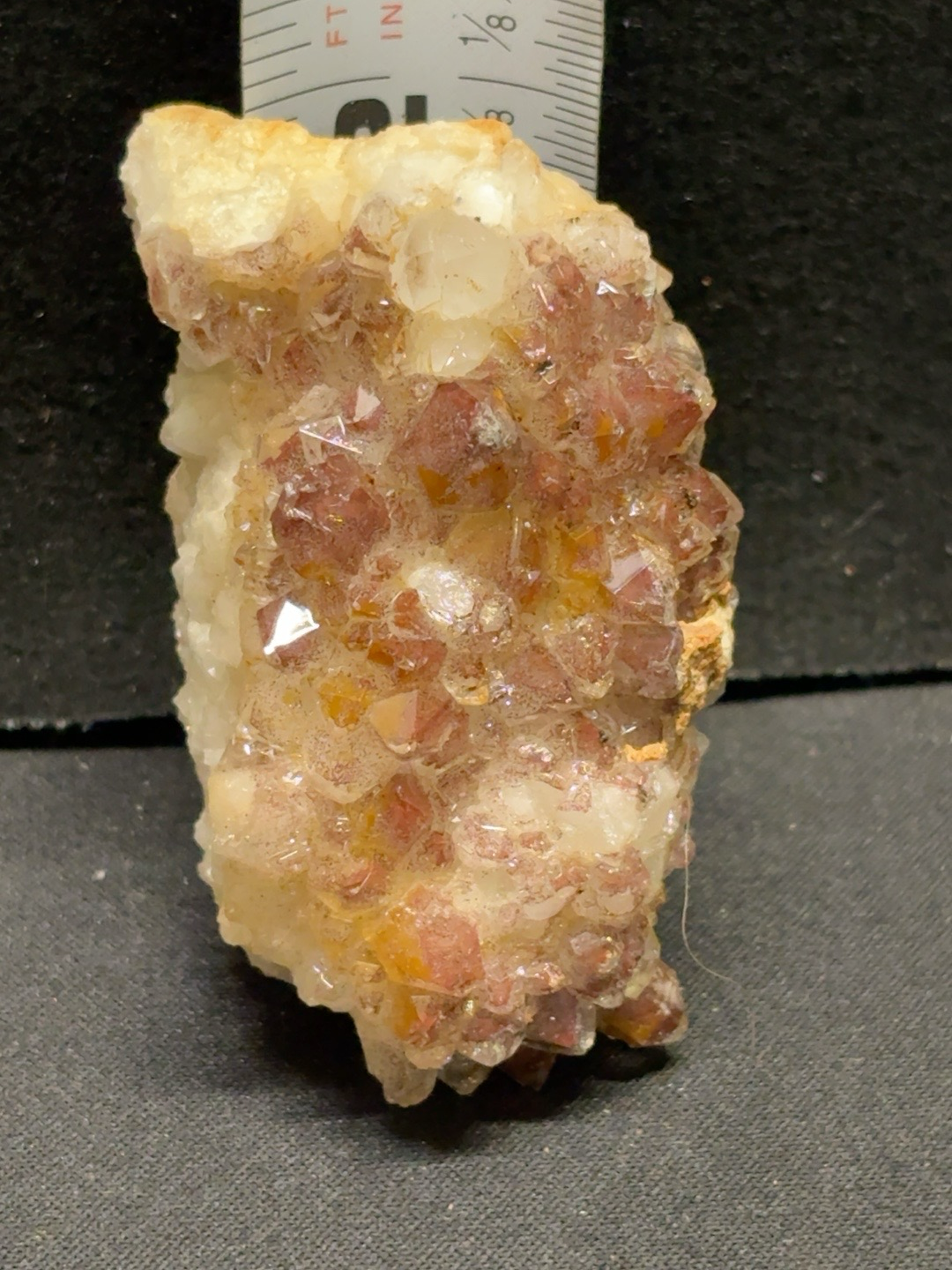 LOT 2026-339 — Spécimen minéral naturel – amas de cristaux rougeâtres et blancs –… — photo 2