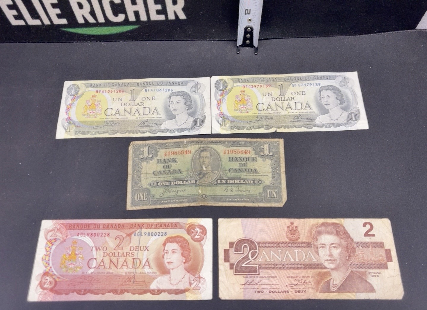 LOT 2026-341 — Lot de 5 billets de banque du Canada – 1 $ et 2 $ – différentes époques — photo 1