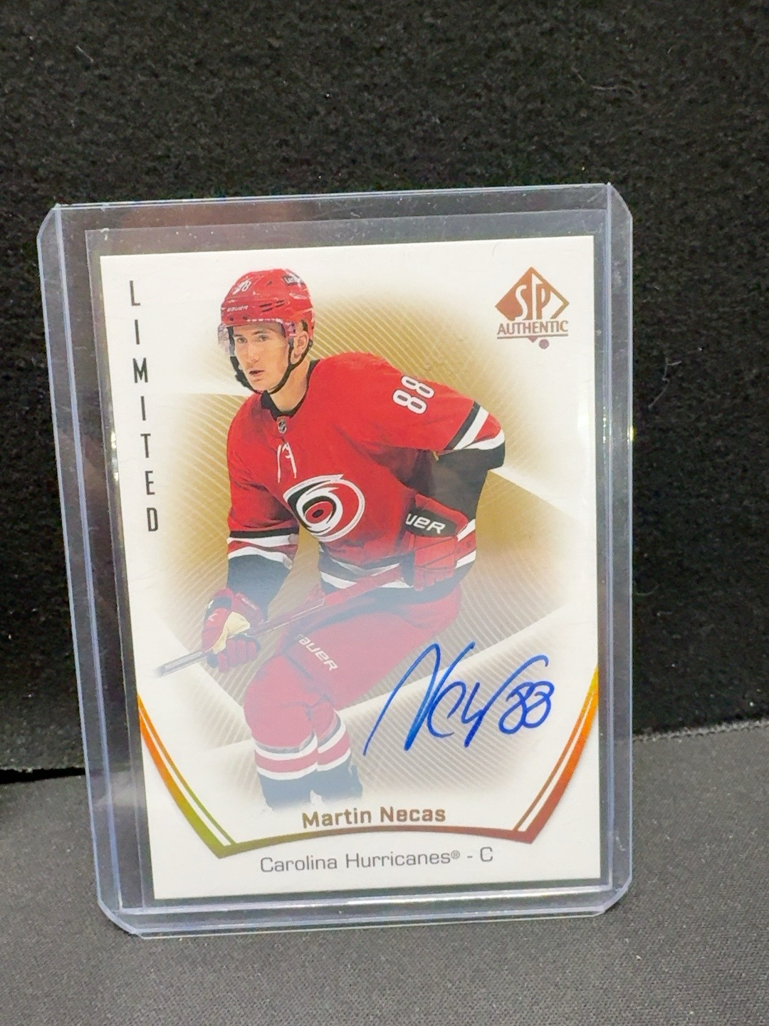 LOT 2026-348 — Carte de hockey autographiée – Martin Necas – SP Authentic Limited — photo 1