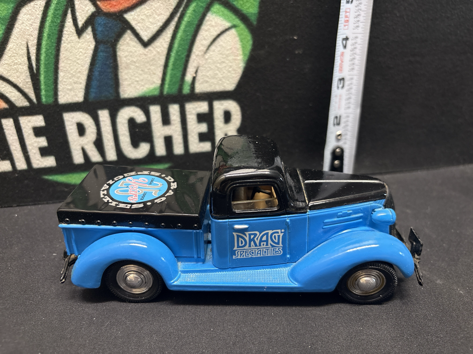 LOT 2026-374 — Camionnette miniature de collection Chevrolet Pick-up 1937 – Drag Specialties — photo 2