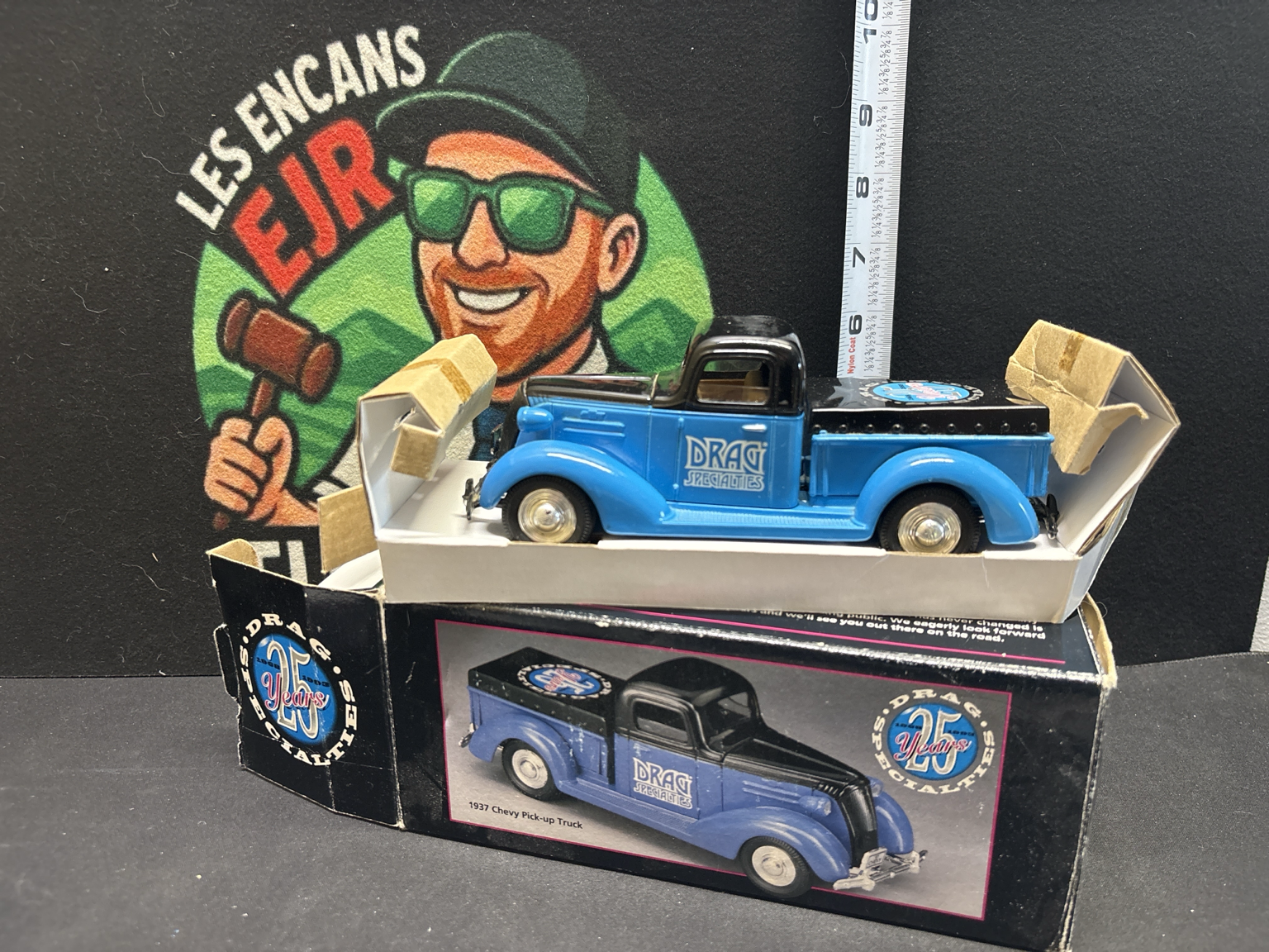 LOT 2026-374 — Camionnette miniature de collection Chevrolet Pick-up 1937 – Drag Specialties — photo 4