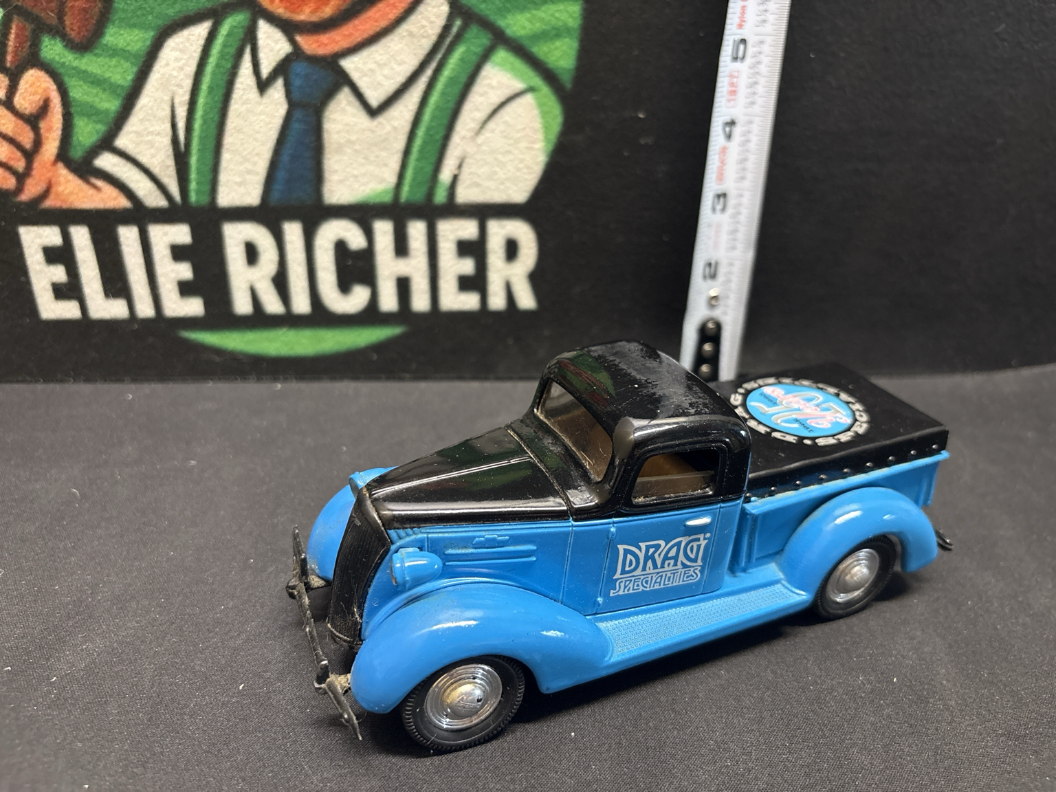 LOT 2026-374 — Camionnette miniature de collection Chevrolet Pick-up 1937 – Drag Specialties — photo 3