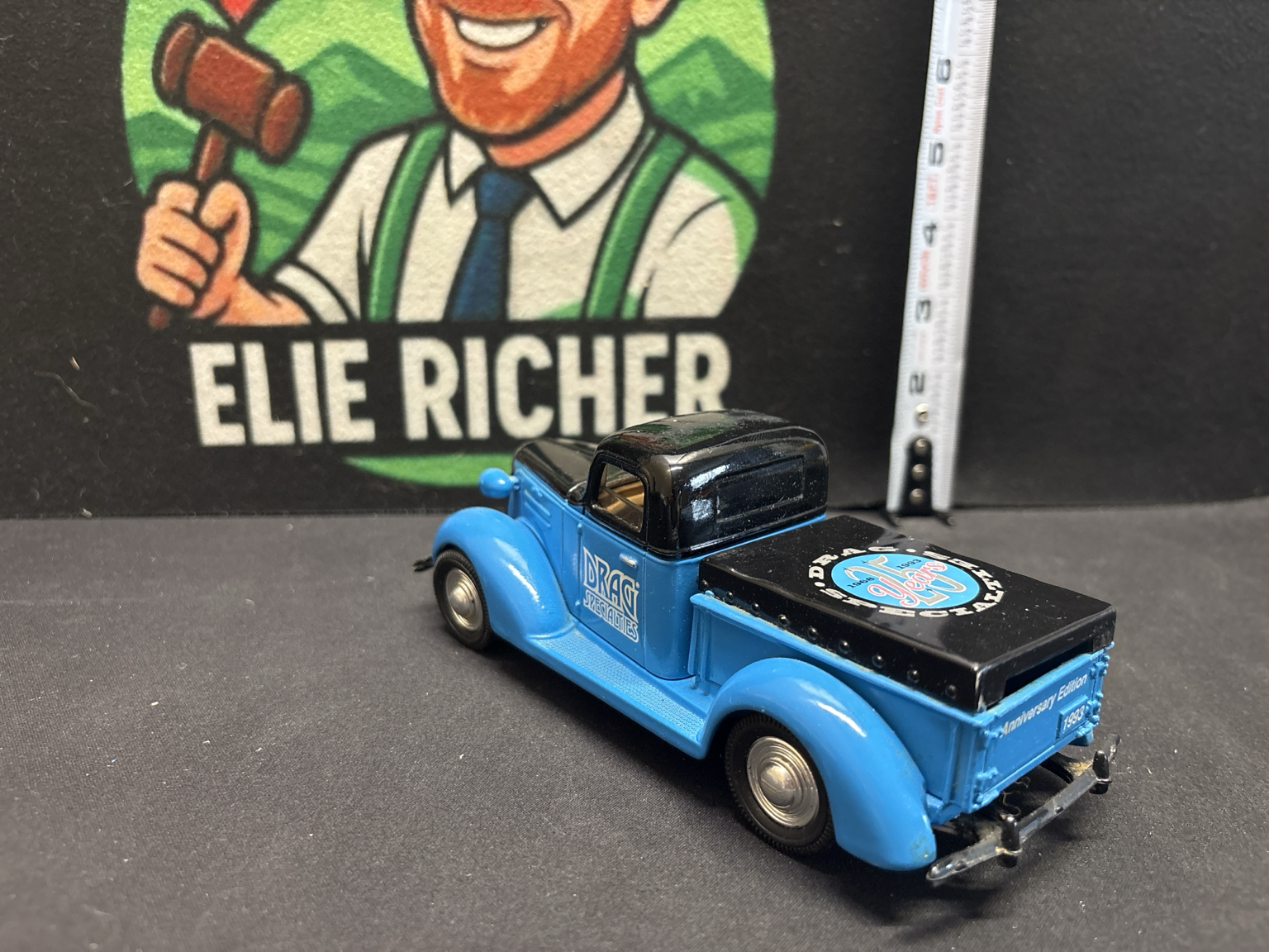 LOT 2026-374 — Camionnette miniature de collection Chevrolet Pick-up 1937 – Drag Specialties — photo 5