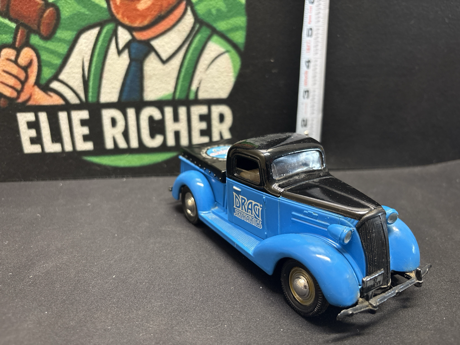 LOT 2026-374 — Camionnette miniature de collection Chevrolet Pick-up 1937 – Drag Specialties — photo 1