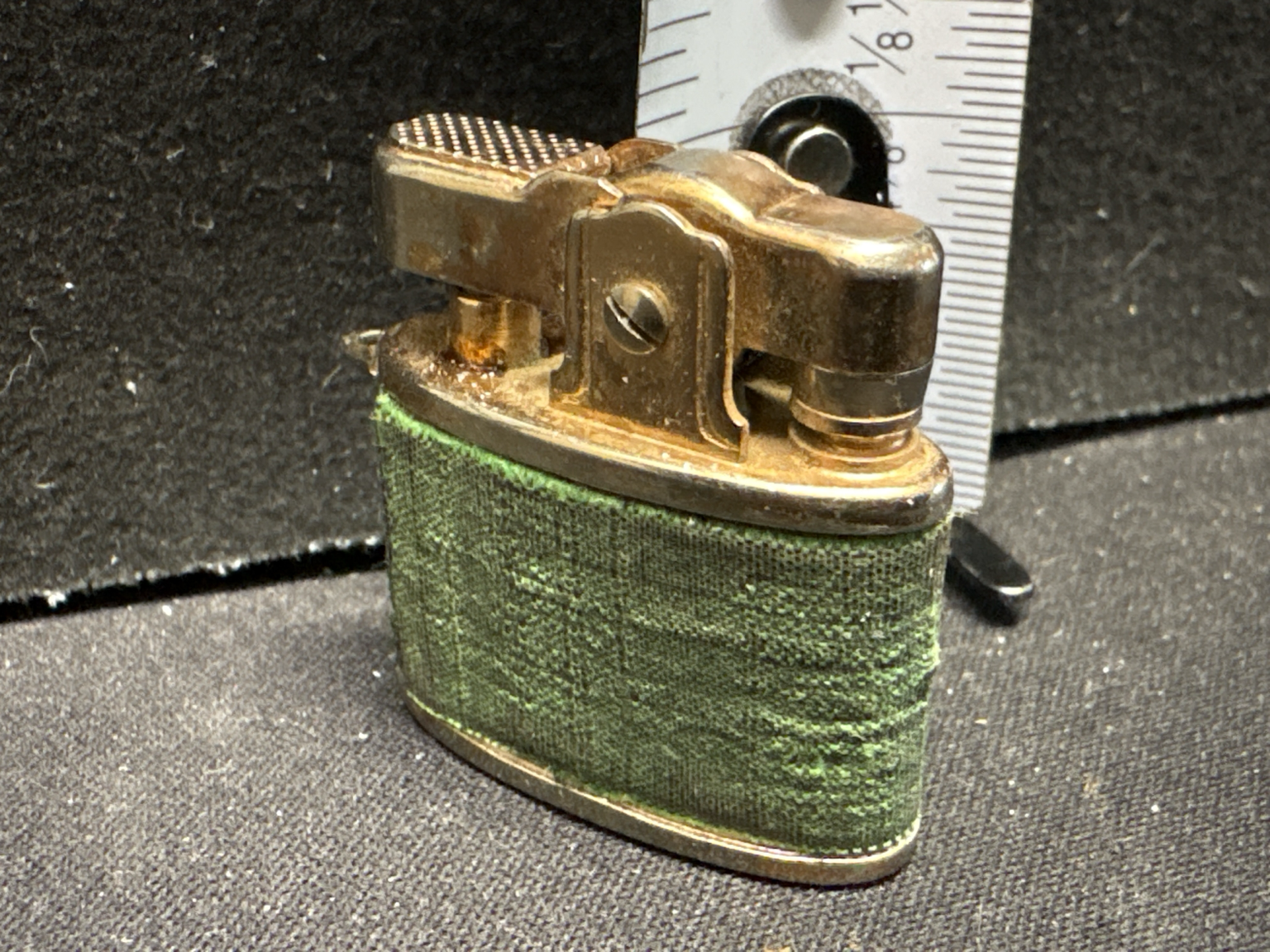 LOT 2026-375 — Briquet vintage ETN Golden Seal, de couleur dorée avec revêtement vert texturé — photo 1