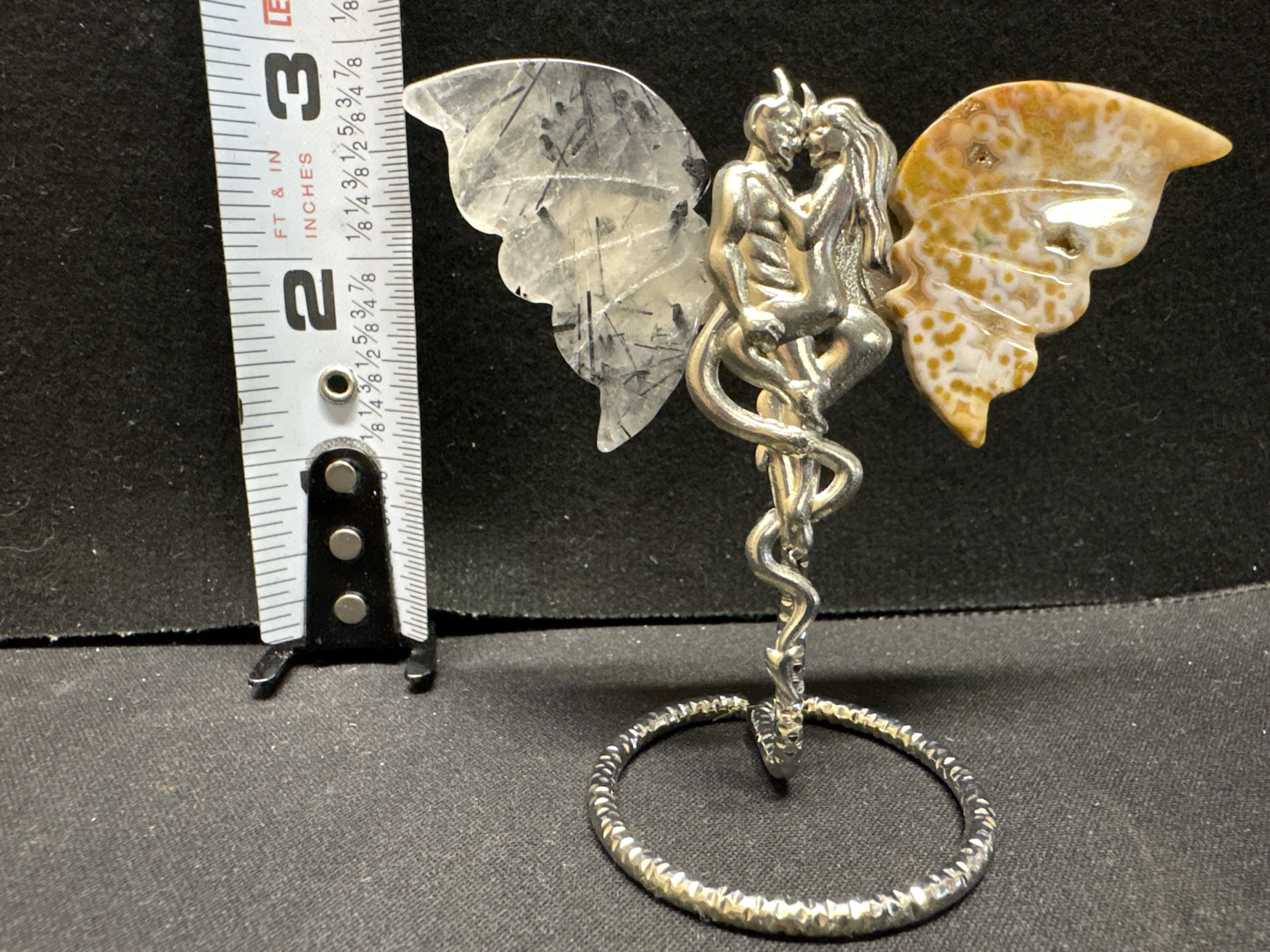 LOT 2026-376 — Figurine décorative fantastique – Couple ailé avec pierres naturelles — photo 1