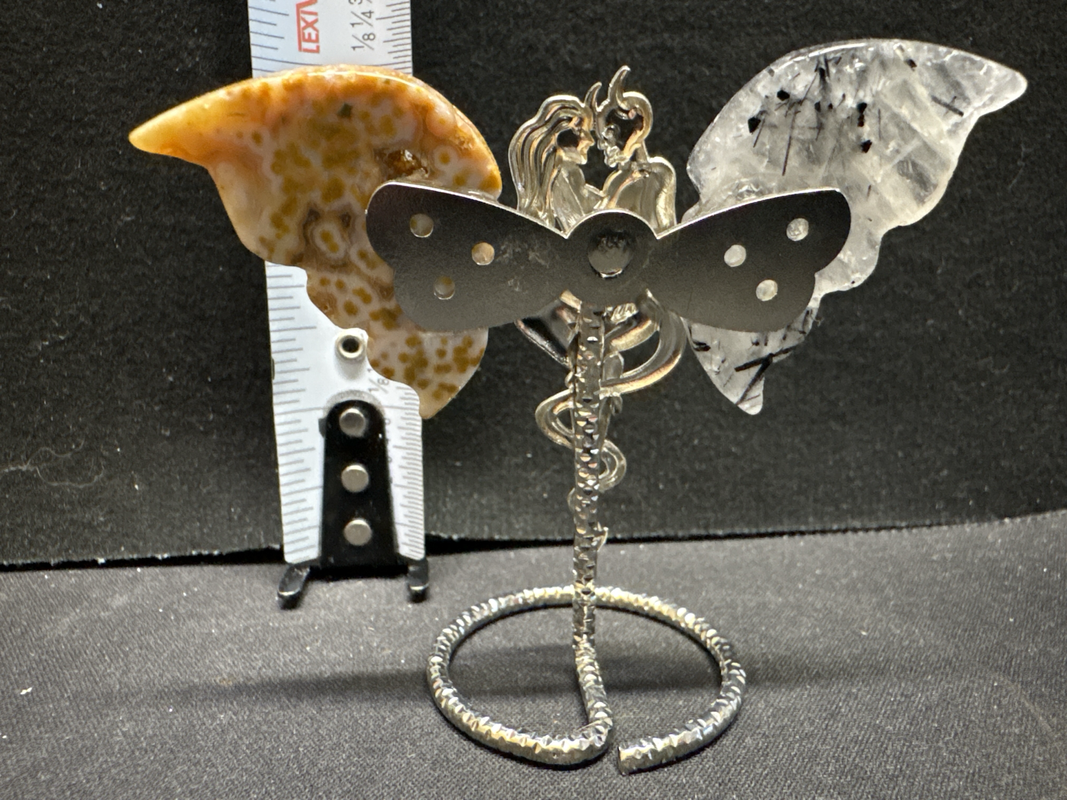 LOT 2026-376 — Figurine décorative fantastique – Couple ailé avec pierres naturelles — photo 2