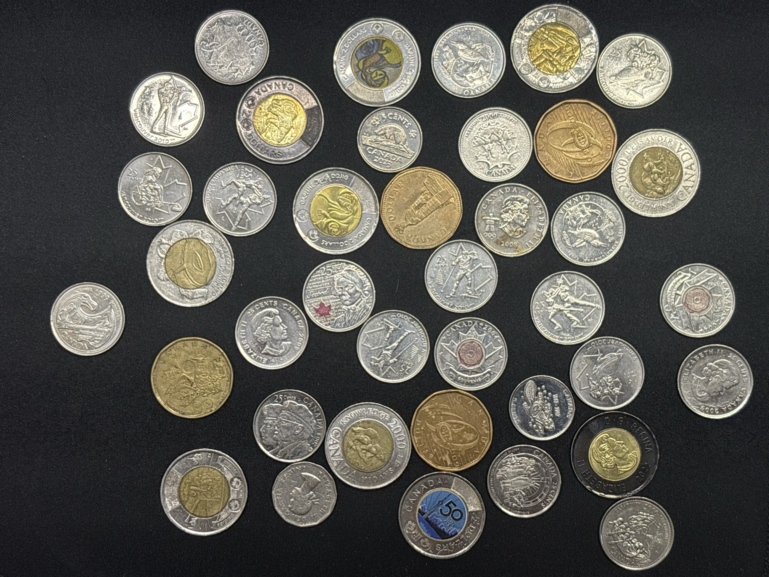 LOT 2026-378 — Lot de pièces de monnaie canadiennes commémoratives et colorées — photo 1