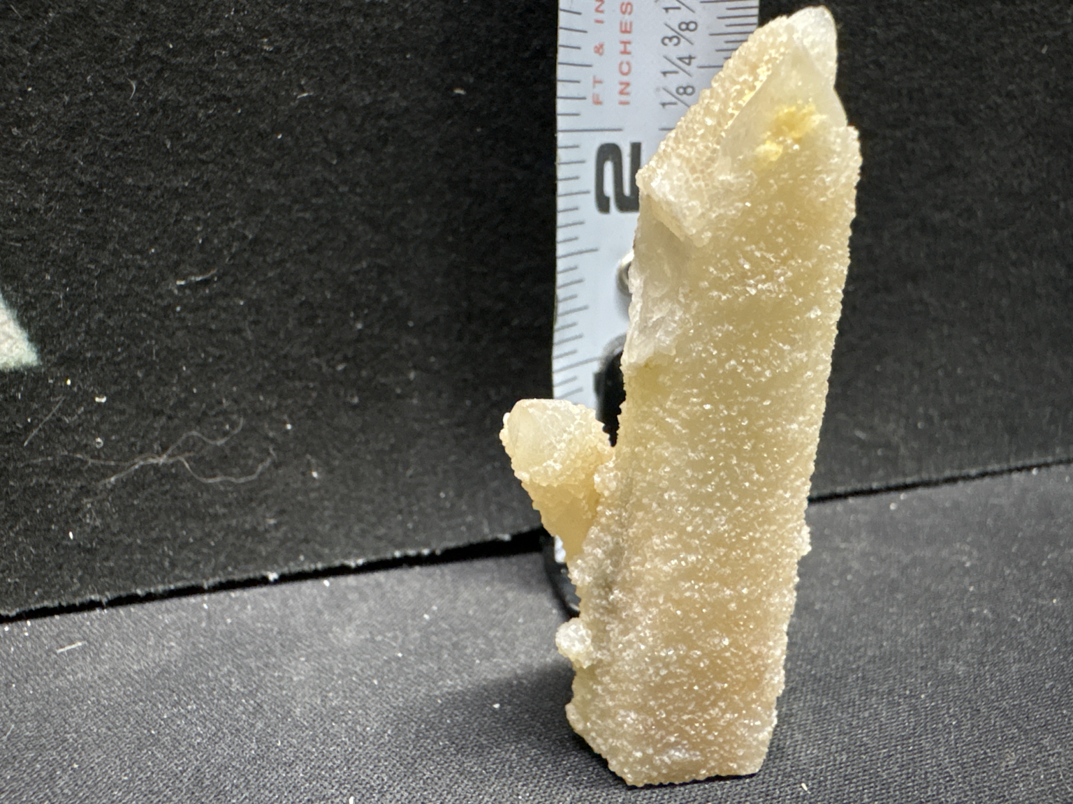 LOT 2026-380 — Spécimen minéral cristallisé – Cristal beige/blanc à structure en pointes — photo 2
