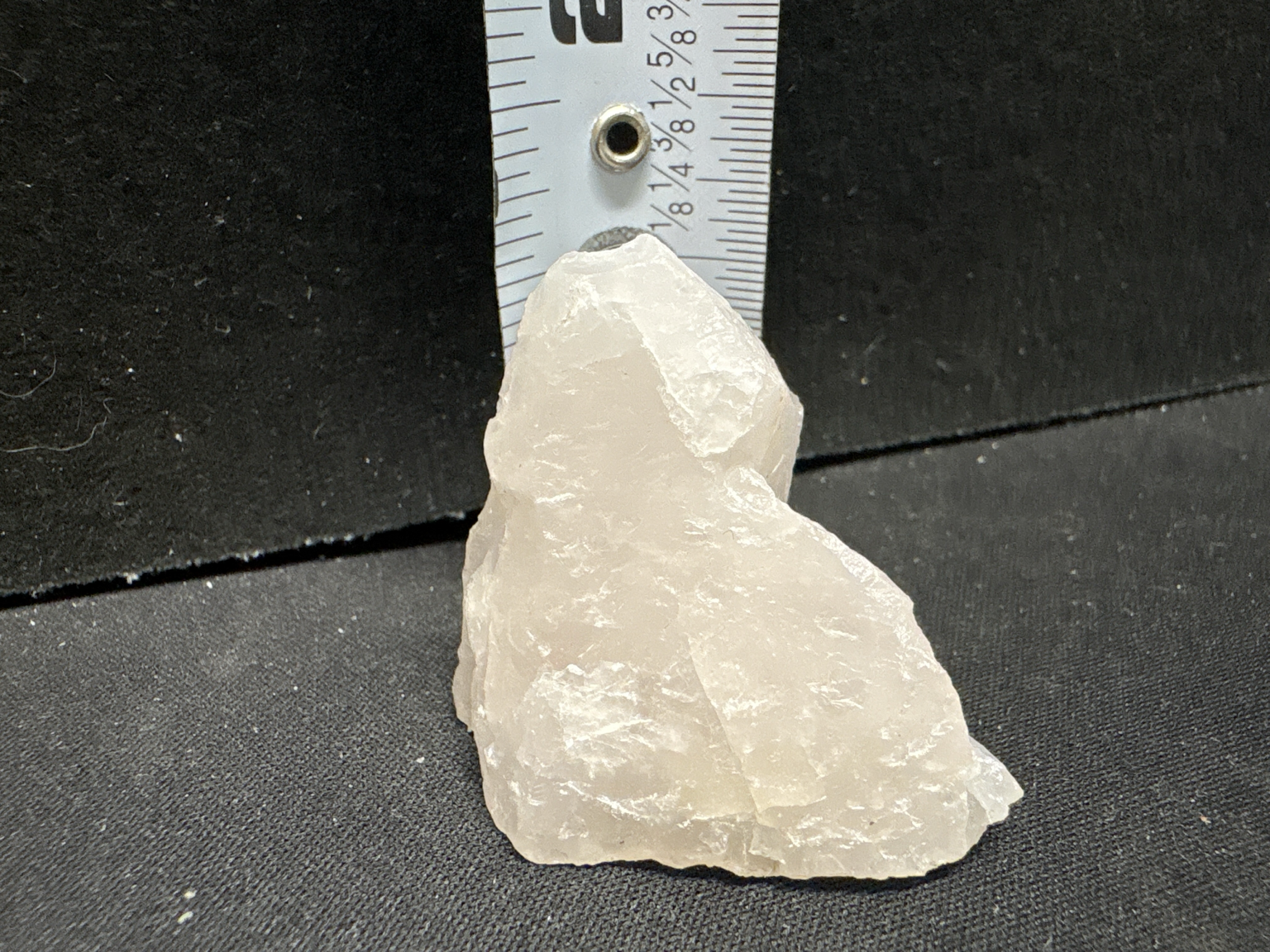 LOT 2026-381 — Spécimen minéral brut blanc translucide – Quartz ou calcite — photo 1