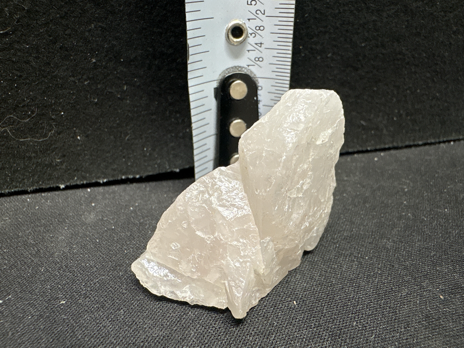 LOT 2026-381 — Spécimen minéral brut blanc translucide – Quartz ou calcite — photo 2