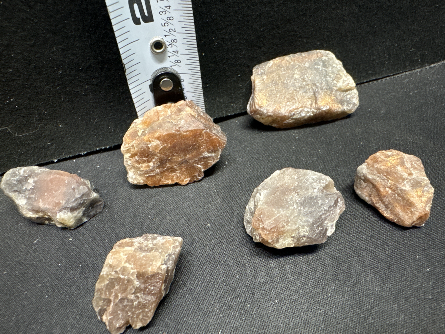 LOT 2026-383 — Lot de 6 pierres naturelles brutes – reflets cuivrés — photo 1