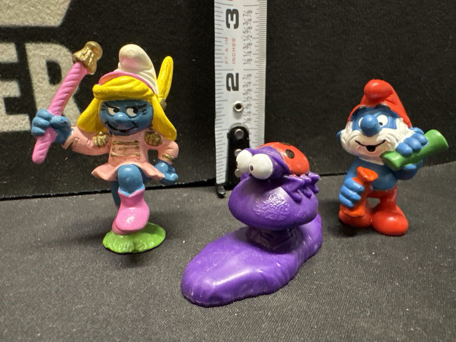 LOT 2026-390 — Lot de 3 figurines vintage – Schtroumpfs / Peyo et personnage violet — photo 1