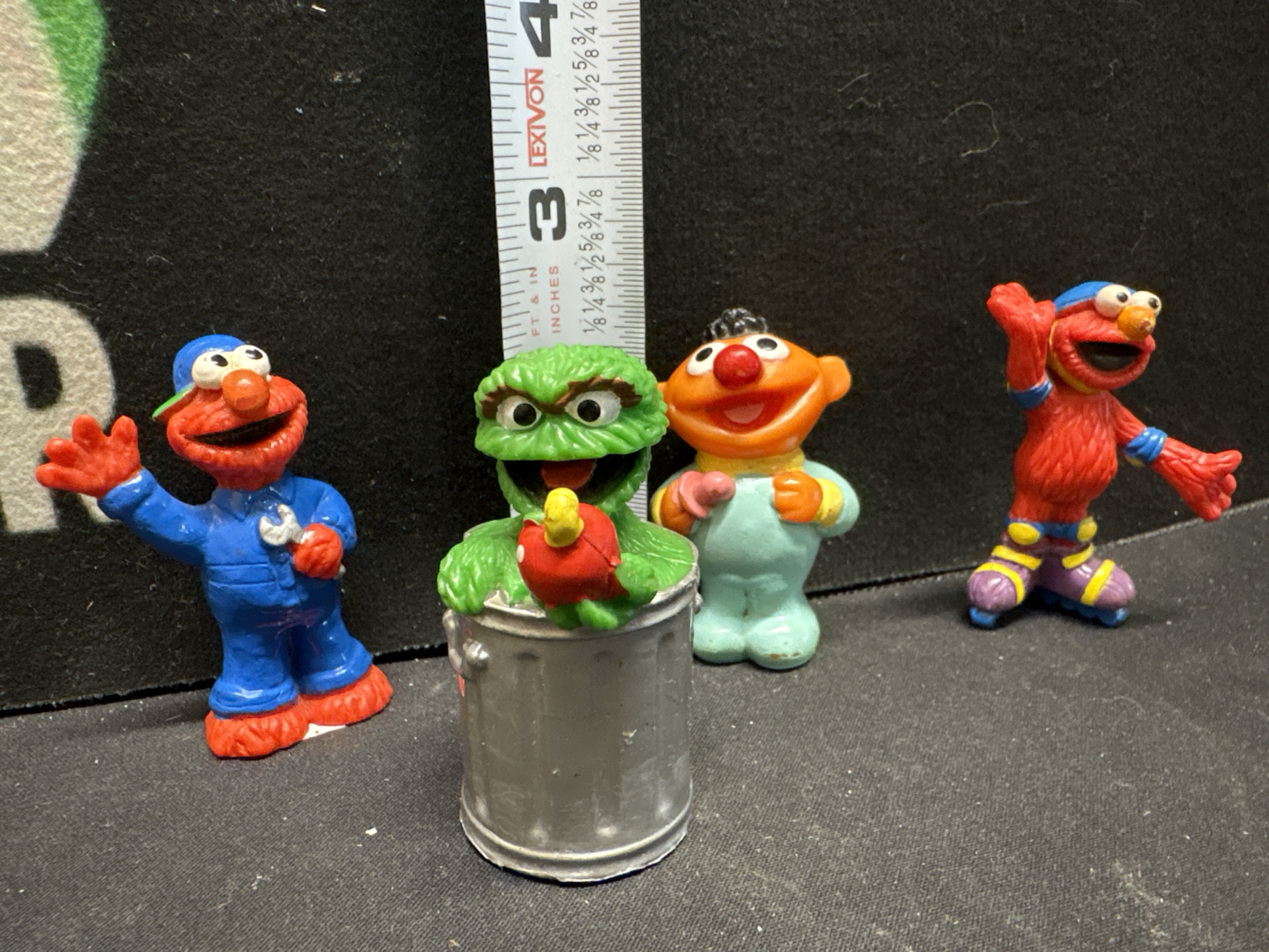 LOT 2026-404 — Ensemble de 4 petites figurines Sesame Street — photo 1