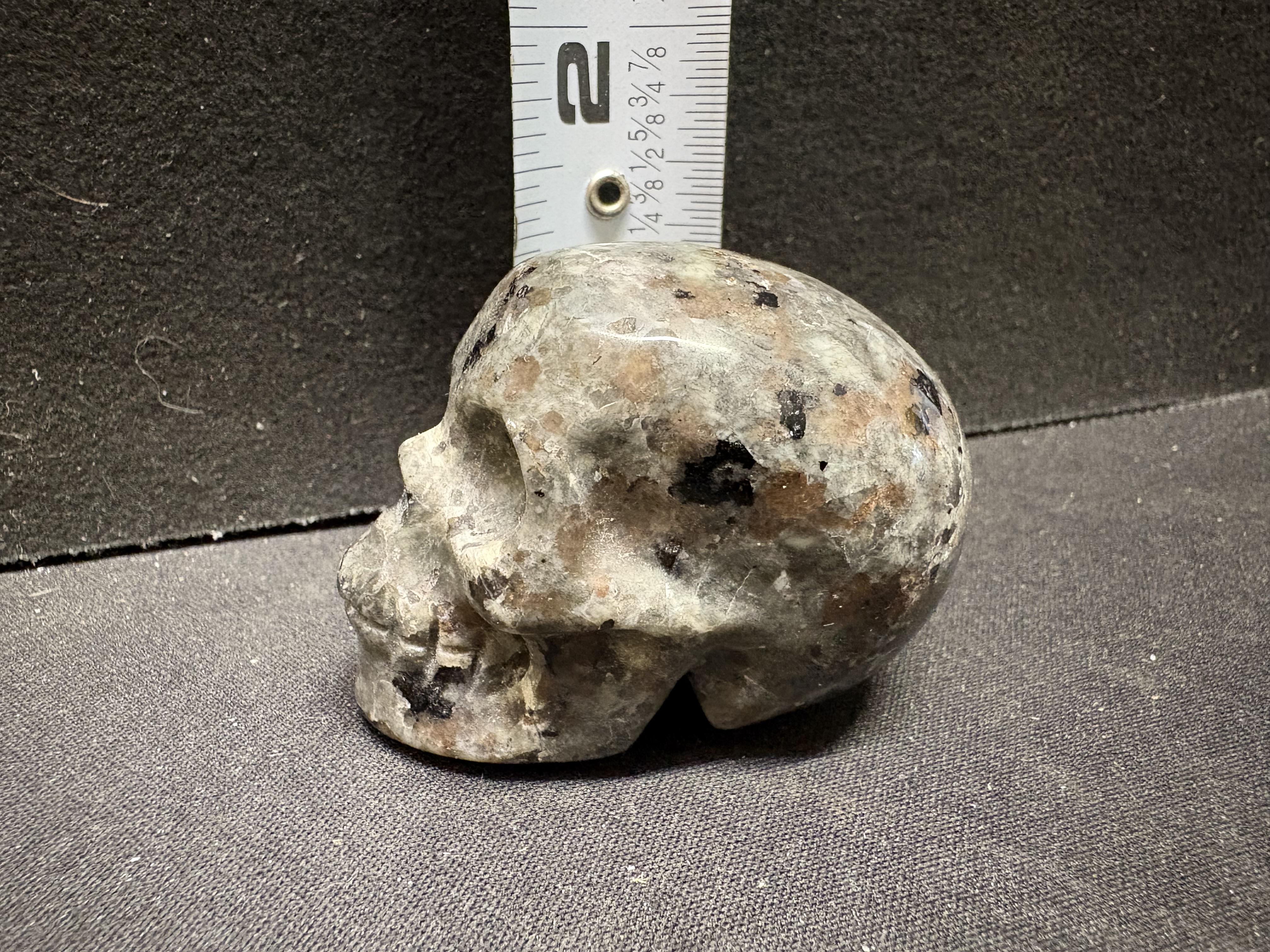 LOT 2026-412 — Crâne décoratif sculpté en pierre naturelle polie — photo 2